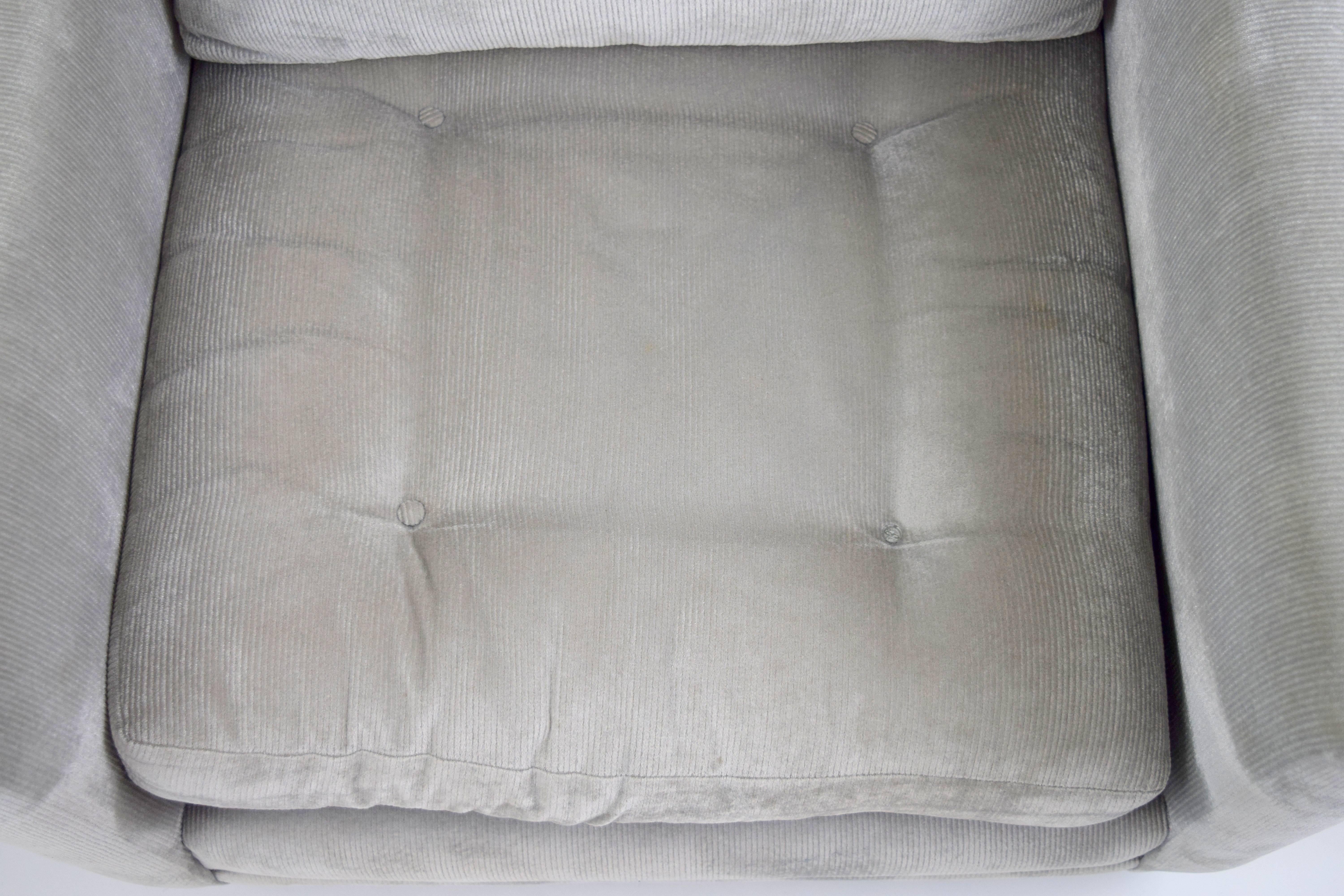 Pair of Harvey Probber Swivel Chairs 3