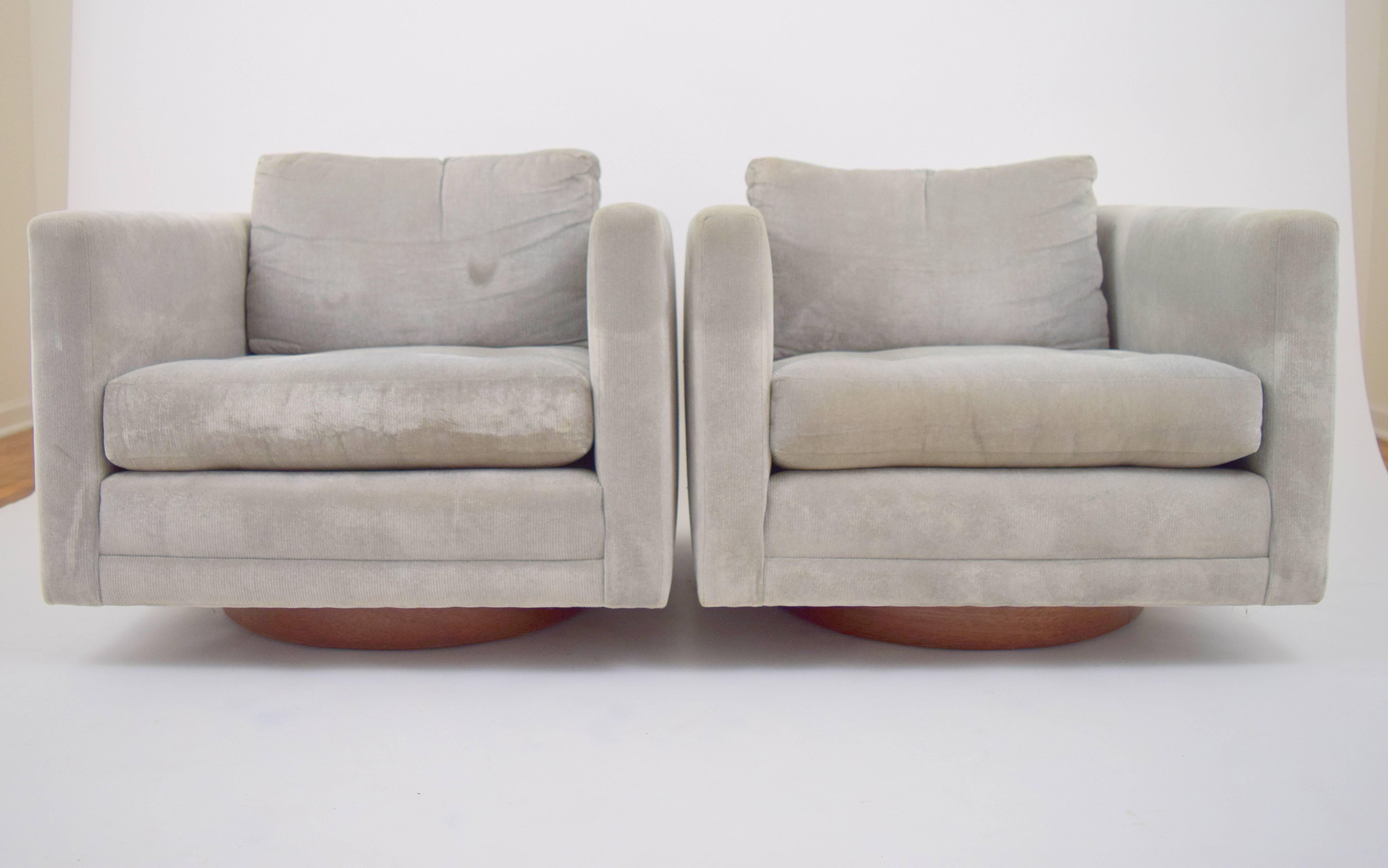 Mid-Century Modern Pair of Harvey Probber Swivel Chairs