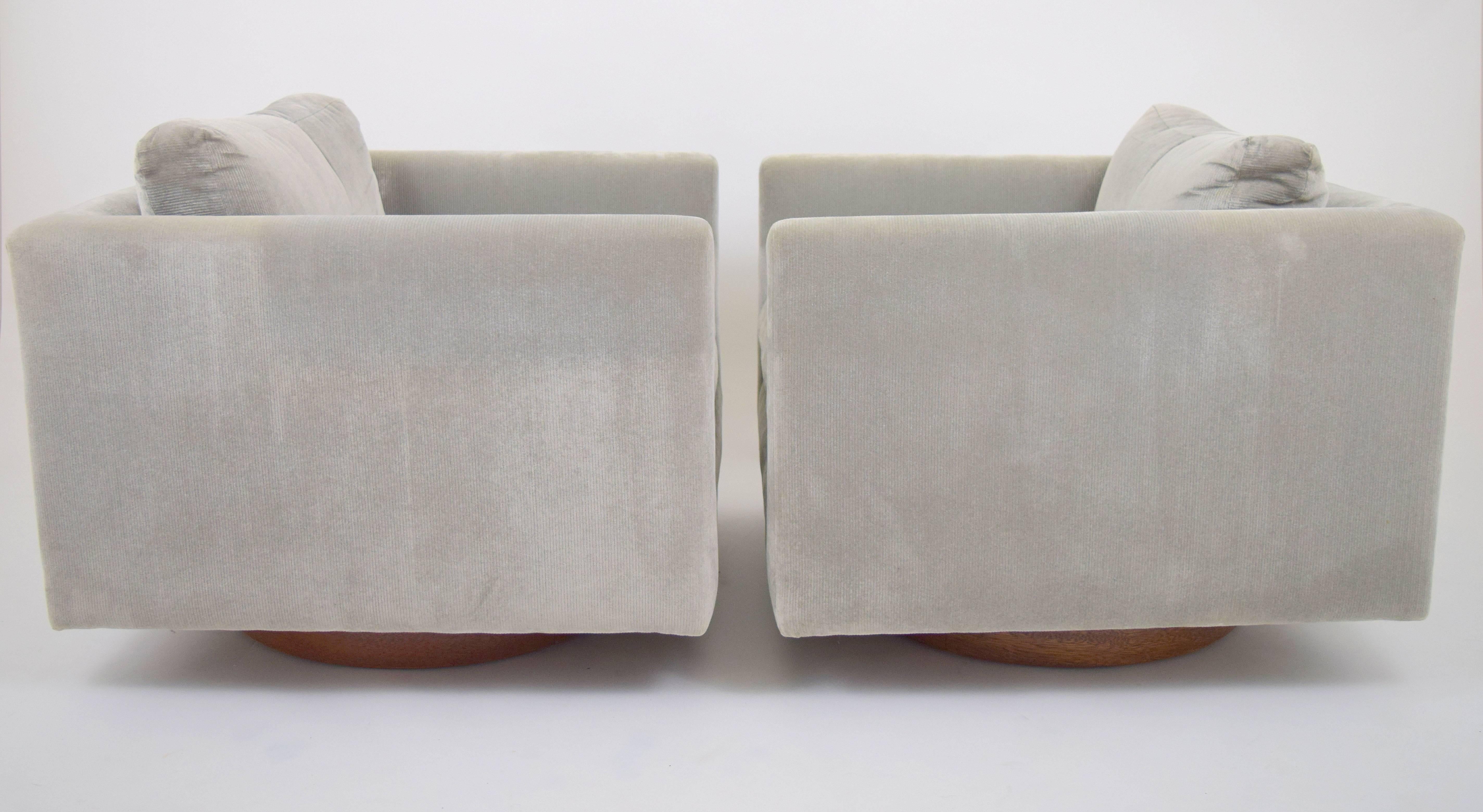 Pair of Harvey Probber Swivel Chairs In Good Condition In Chicago, IL