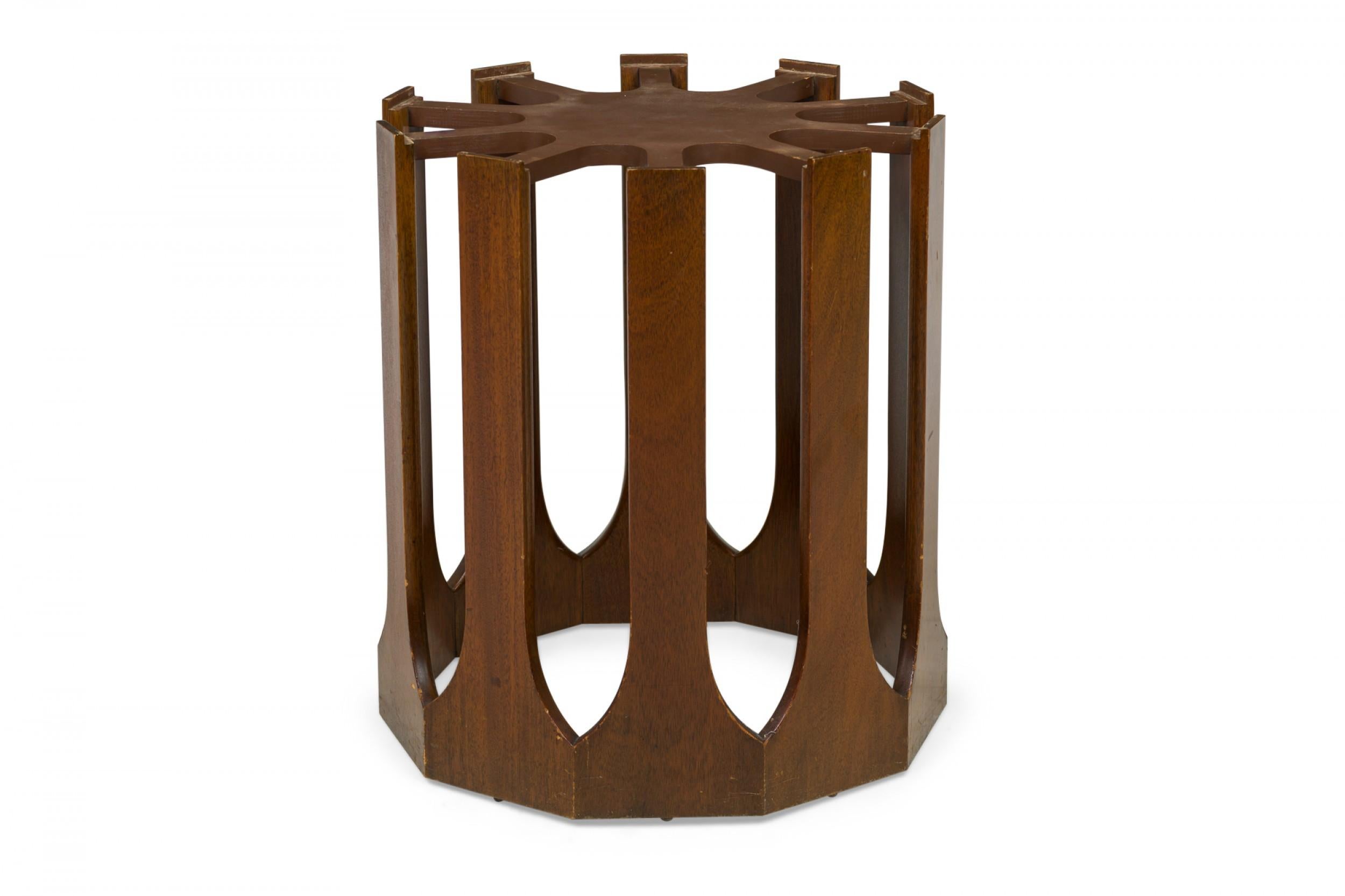 Ein Paar Harvey Probber Travertin-Beistell-/Beistelltische aus Holz mit Decagon-Beistelltischen im Angebot 3