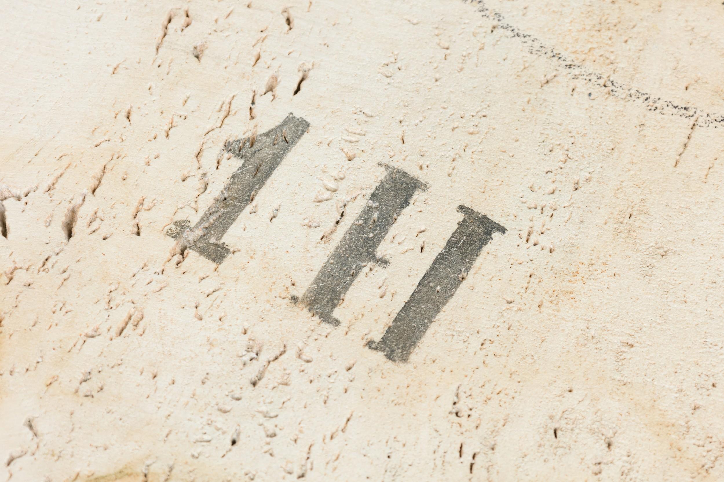 Ein Paar Harvey Probber Travertin-Beistell-/Beistelltische aus Holz mit Decagon-Beistelltischen im Angebot 10