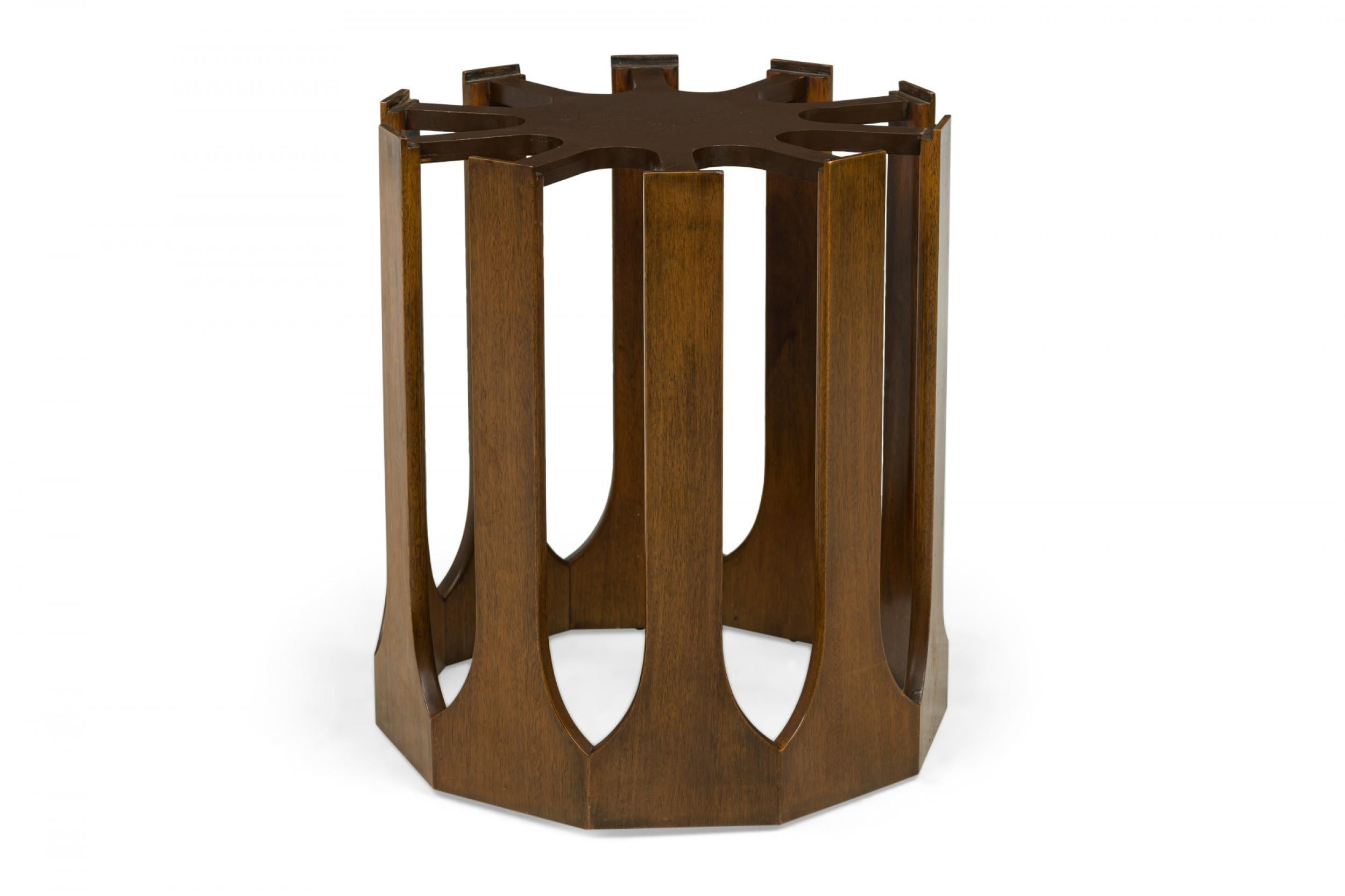 Ein Paar Harvey Probber Travertin-Beistell-/Beistelltische aus Holz mit Decagon-Beistelltischen (Moderne der Mitte des Jahrhunderts) im Angebot