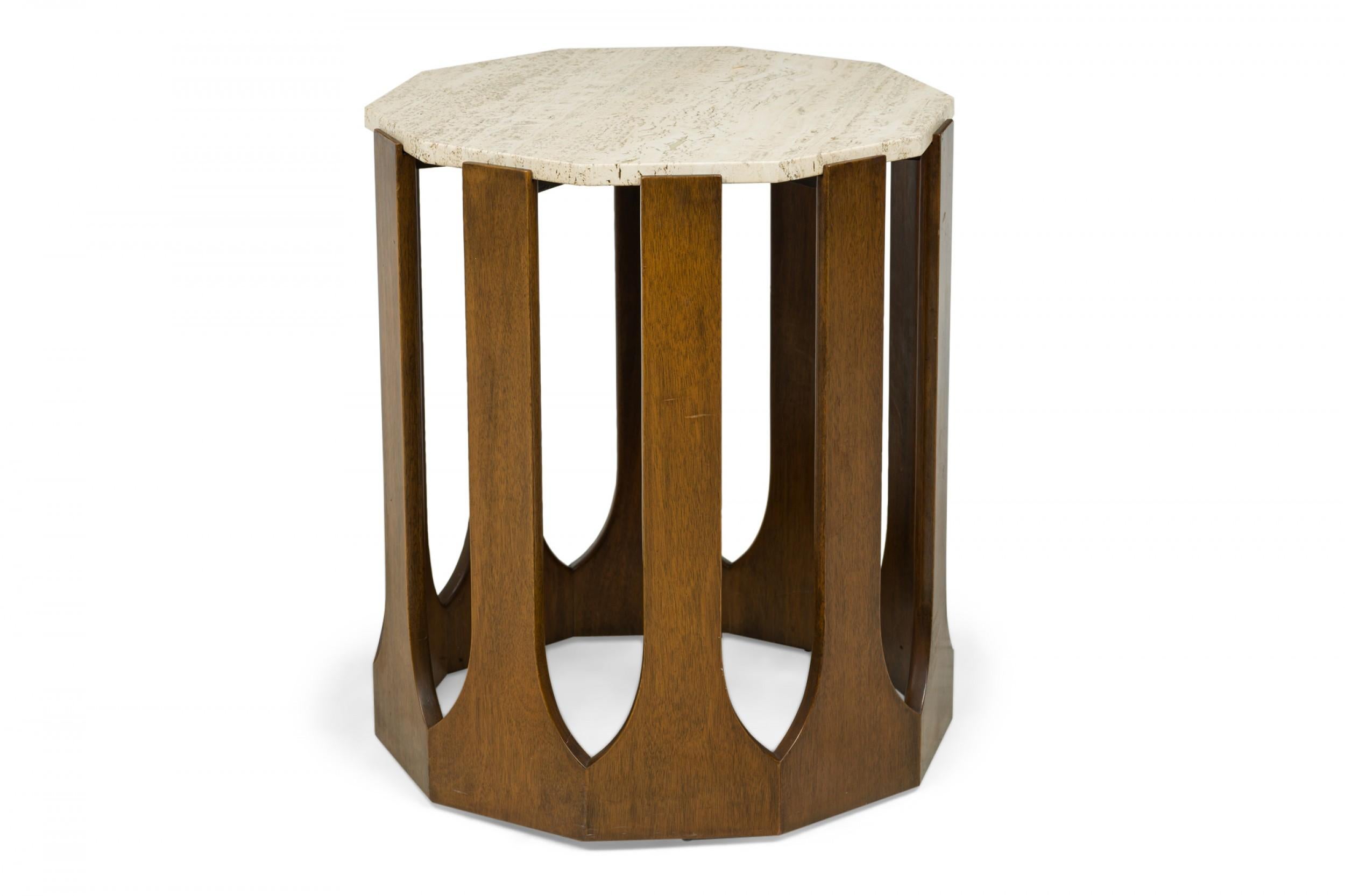 Ein Paar Harvey Probber Travertin-Beistell-/Beistelltische aus Holz mit Decagon-Beistelltischen (Handgefertigt) im Angebot