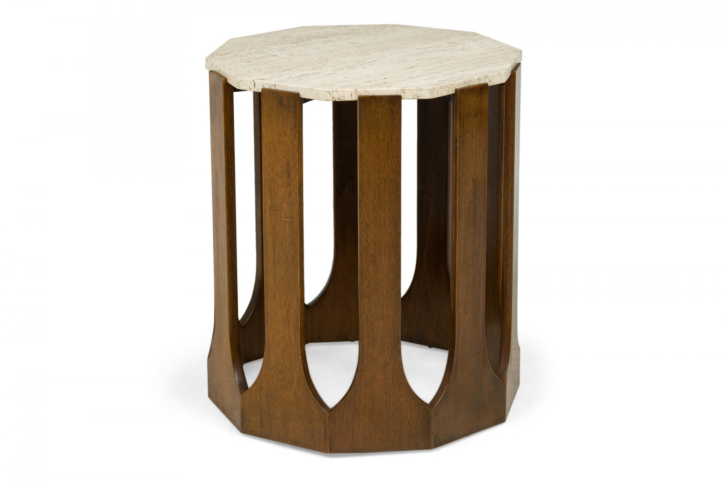 Ein Paar Harvey Probber Travertin-Beistell-/Beistelltische aus Holz mit Decagon-Beistelltischen (20. Jahrhundert) im Angebot