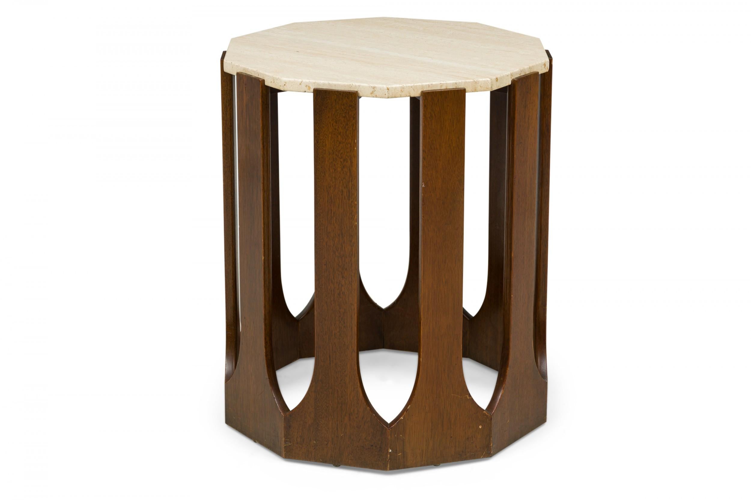 Ein Paar Harvey Probber Travertin-Beistell-/Beistelltische aus Holz mit Decagon-Beistelltischen im Angebot 1