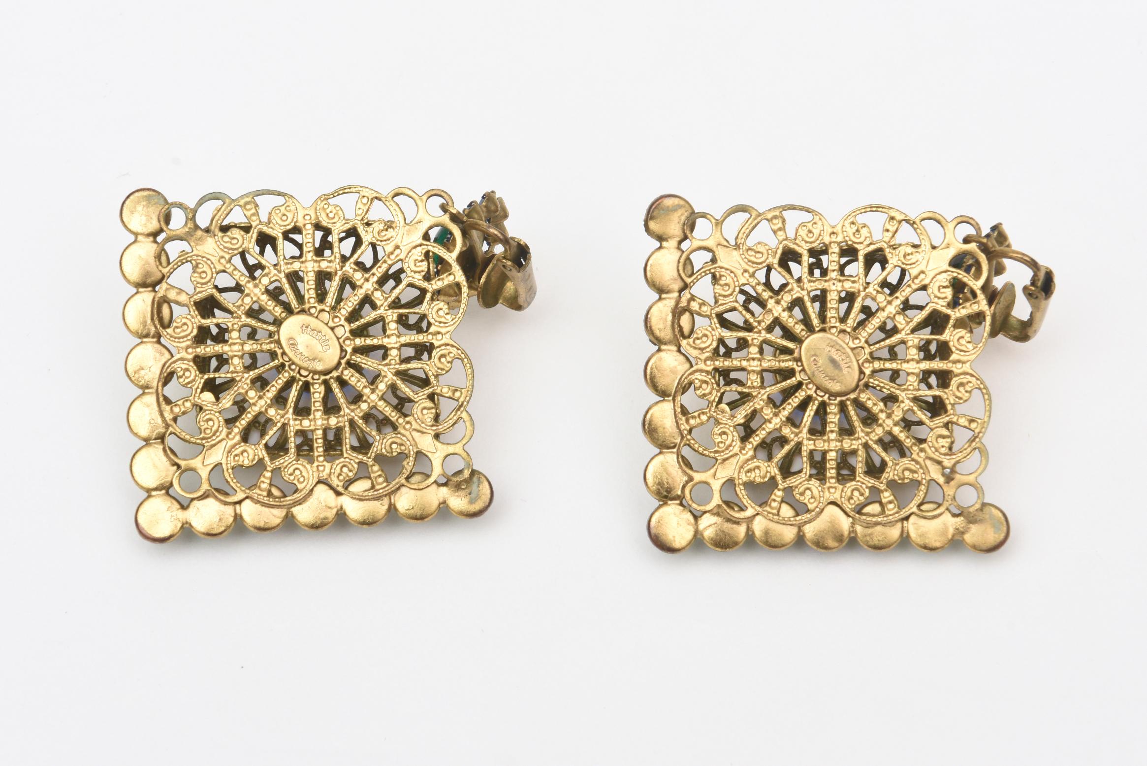 Vintage Hattie Carnegie signierte grüne & blaue Strass-Ohrclips mit Strass Damen im Angebot