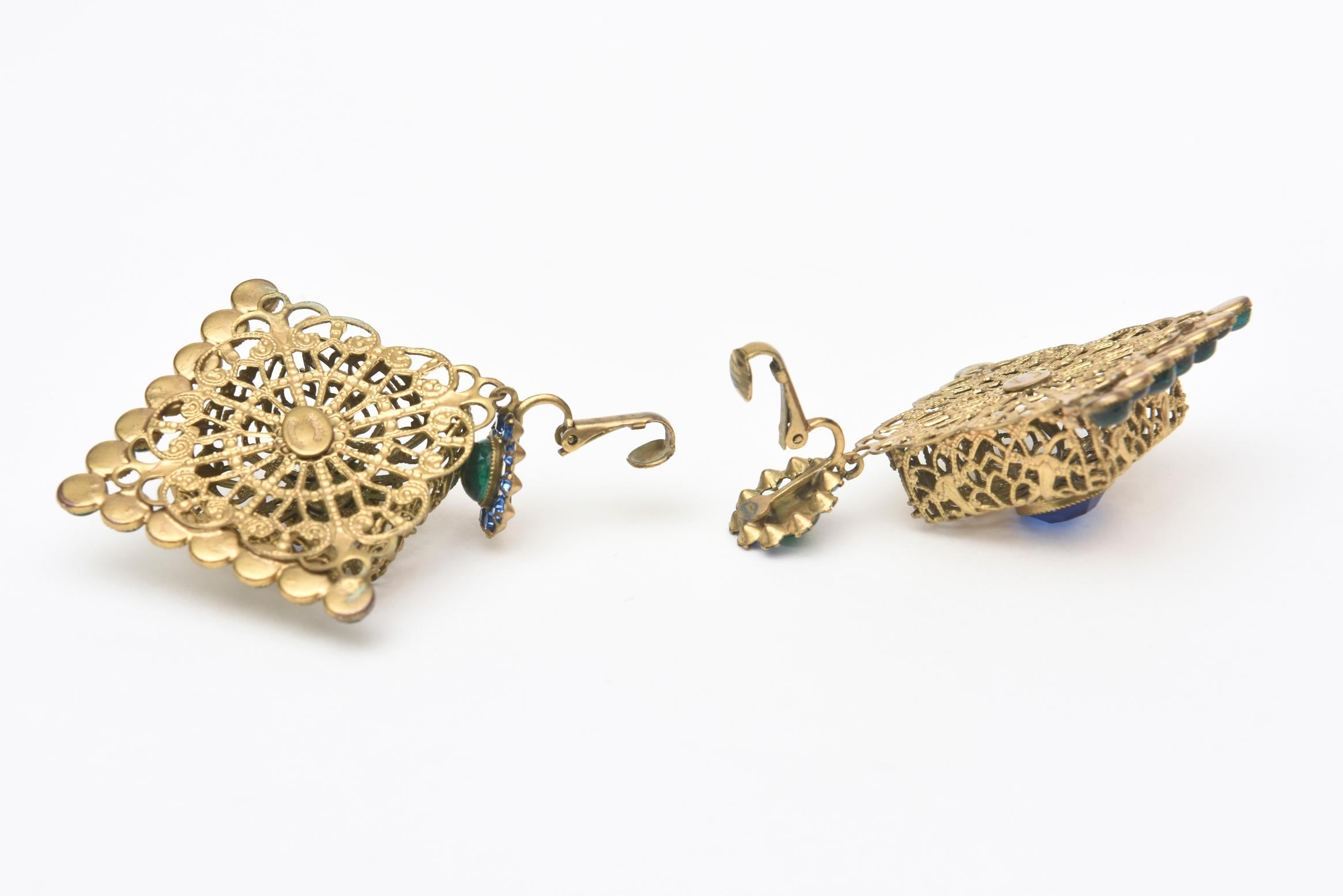 Vintage Hattie Carnegie signierte grüne & blaue Strass-Ohrclips mit Strass im Angebot 1