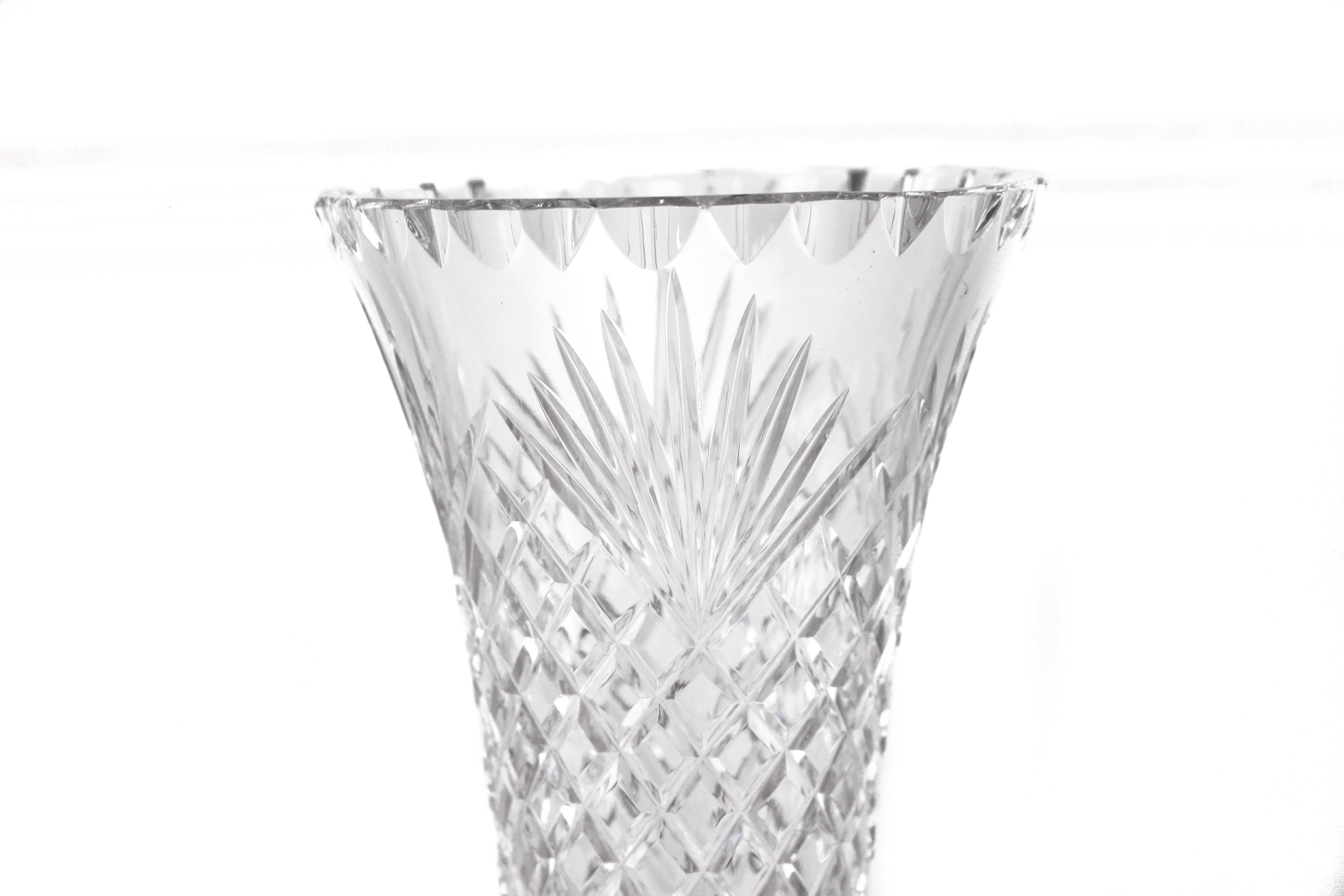 Presentamos un par de jarrones Hawkes; de cristal con base de plata de ley. El cristal tiene un patrón de 