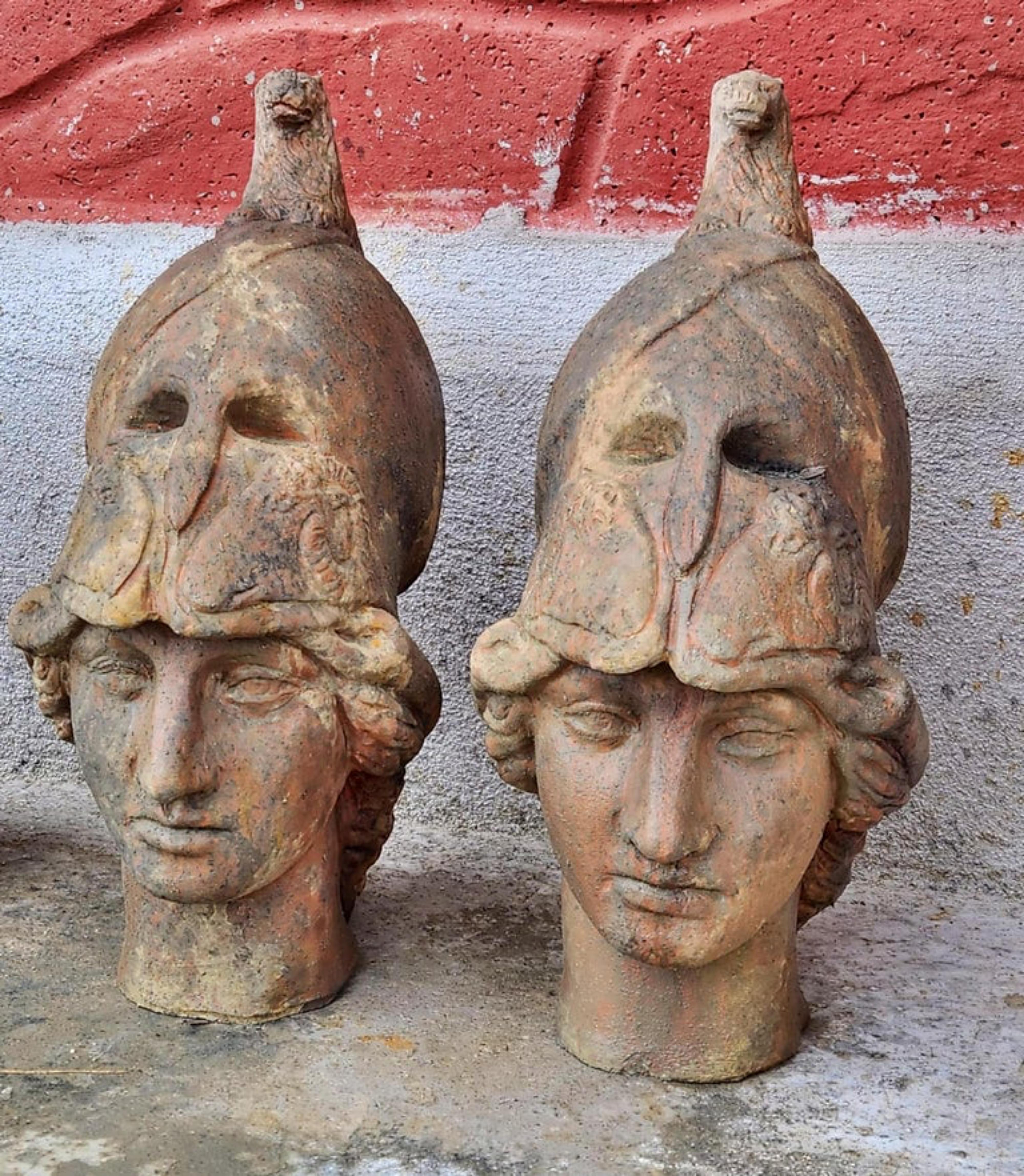 italien Paire de têtes d'Athène Giustiniani en terre cuite patinée, début du 20e siècle en vente