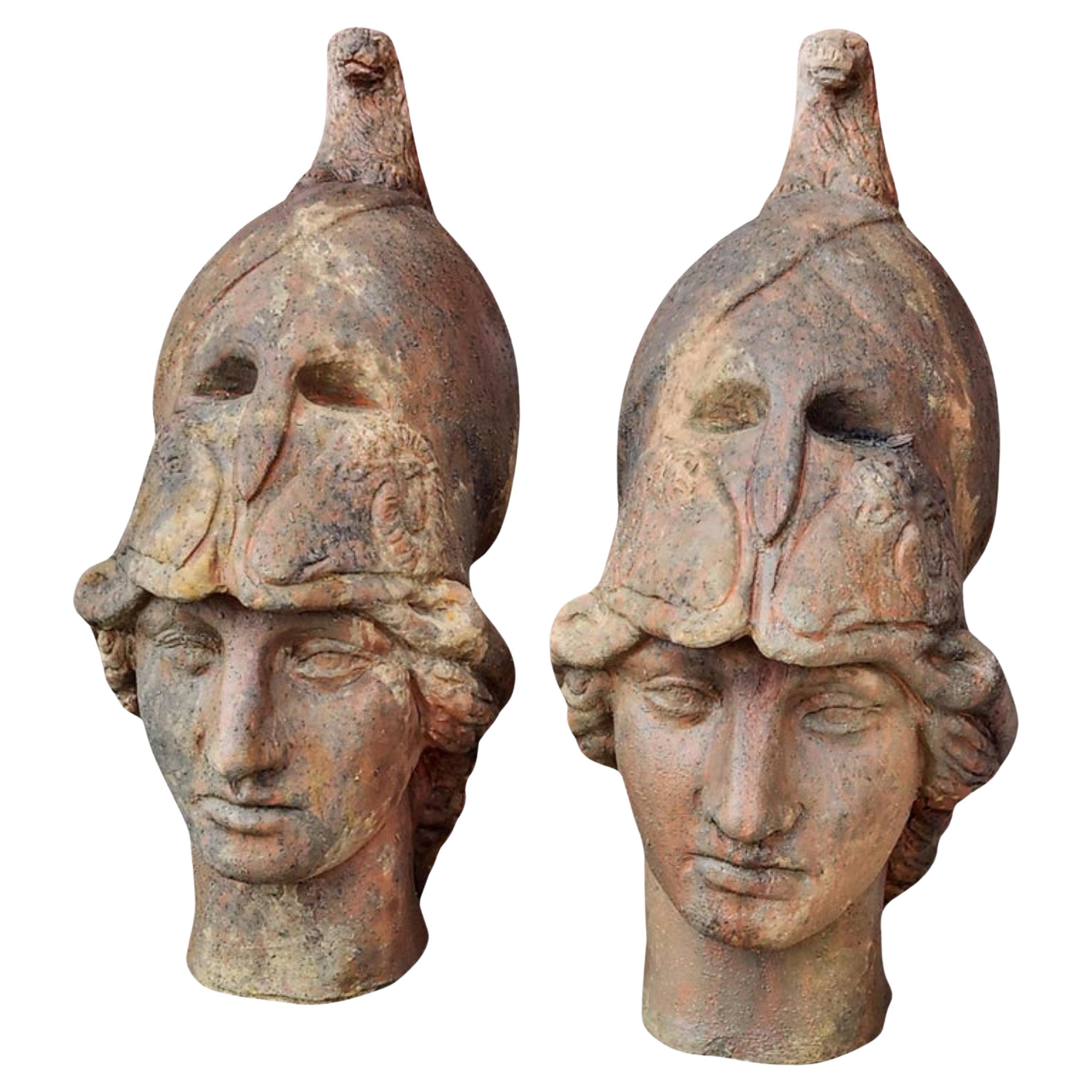 Paire de têtes d'Athène Giustiniani en terre cuite patinée, début du 20e siècle