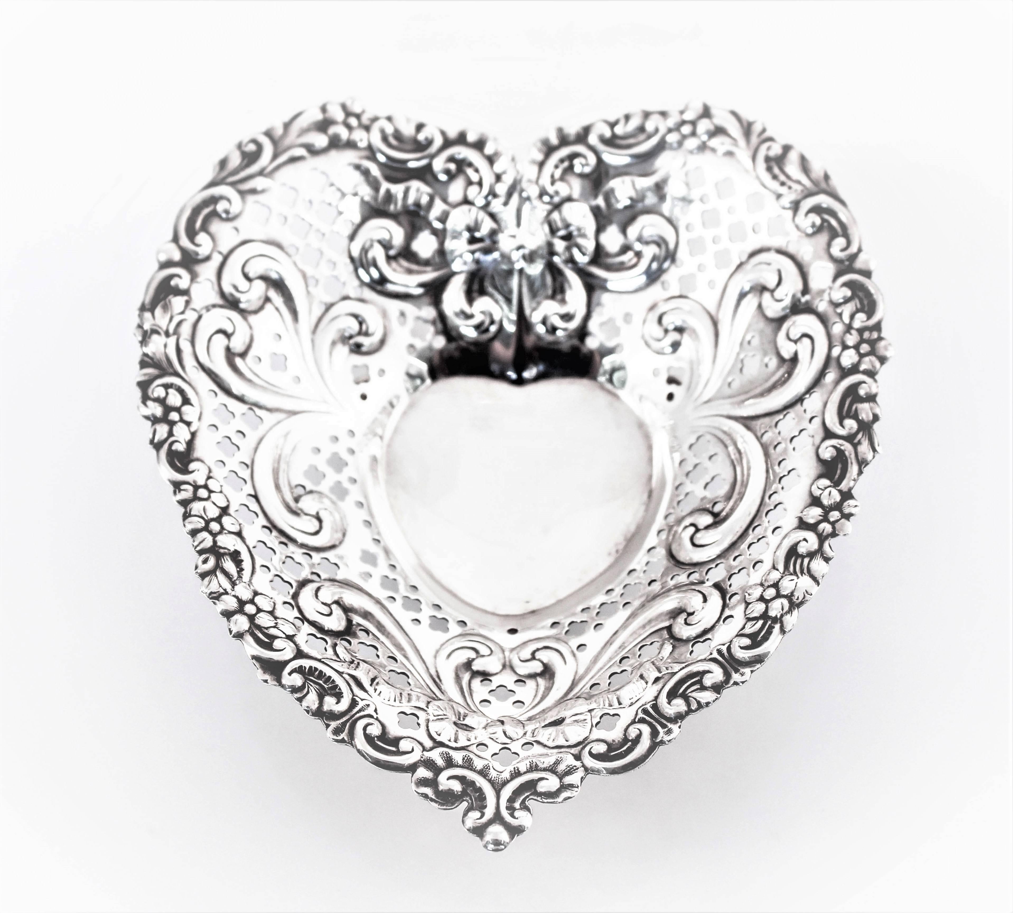 No hace falta que esperes al próximo San Valentín para decirle cuánto la quieres. Aquí tienes un fabuloso par de platos para caramelos de Gorham CO. Tan nupcial y tan delicada... en forma de corazón con lazos y flores en relieve contra la celosía.