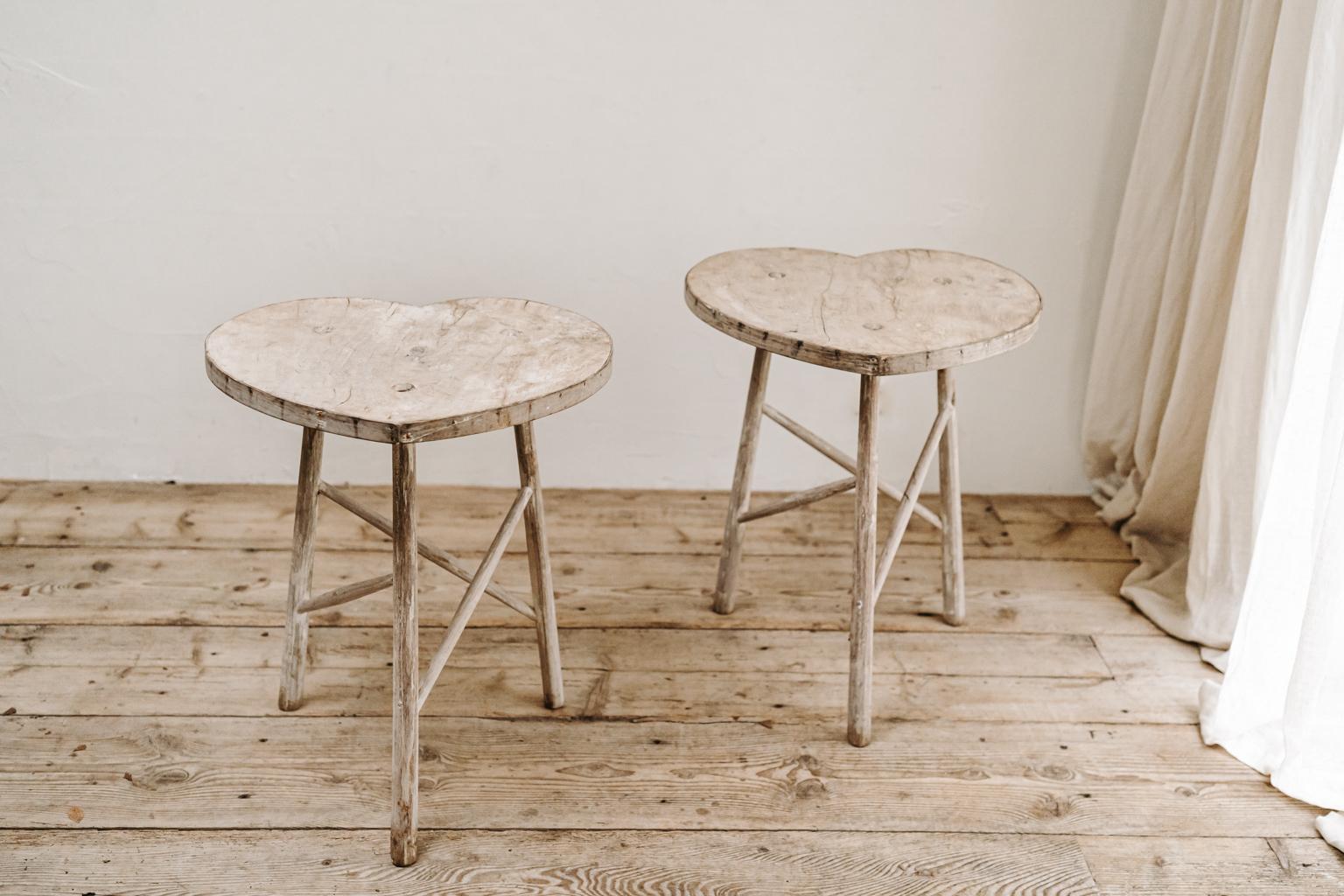 Paar herzförmige Tische, Ulmenholz (21. Jahrhundert und zeitgenössisch) im Angebot