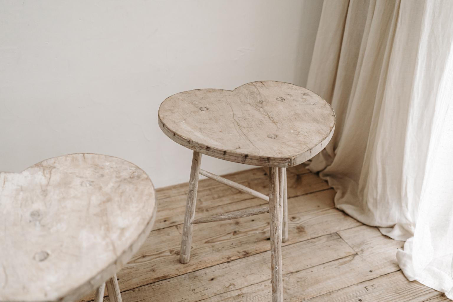 Paar herzförmige Tische, Ulmenholz im Angebot 1