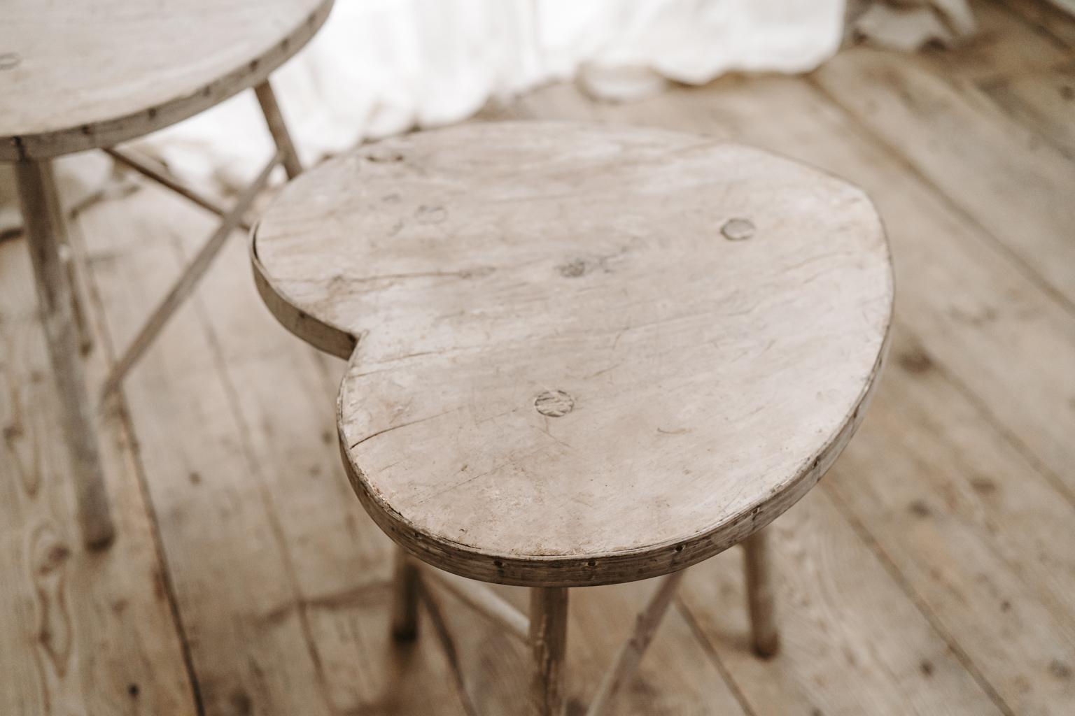 Paar herzförmige Tische, Ulmenholz im Angebot 2