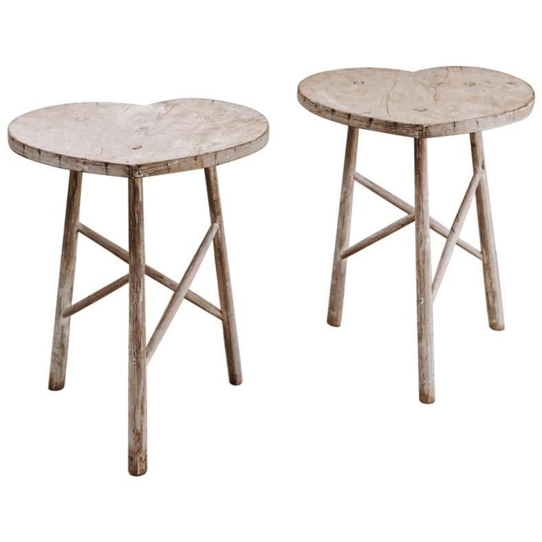Paar herzförmige Tische, Ulmenholz im Angebot