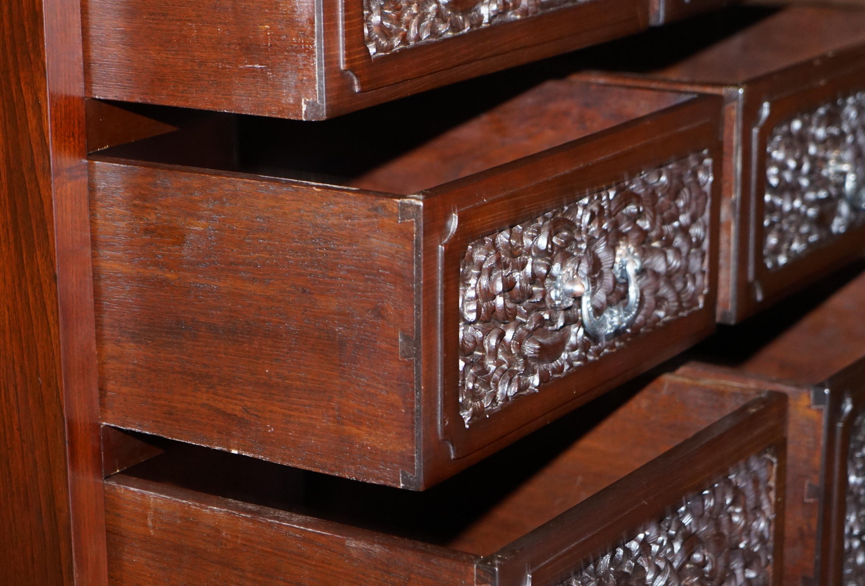 PAIR OF HEAVILY CARVED VINTAGE INDIAN HARDWOOD CHESTS OF DRAWERS PART SUiTE For Sale 5