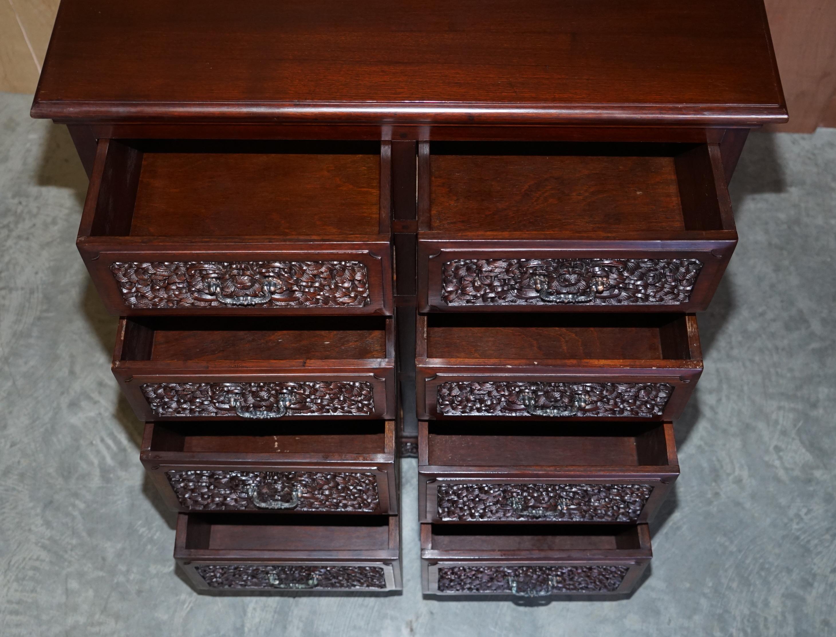 PAIR OF HEAVILY CARVED VINTAGE INDIAN HARDWOOD CHESTS OF DRAWERS PART SUiTE For Sale 6