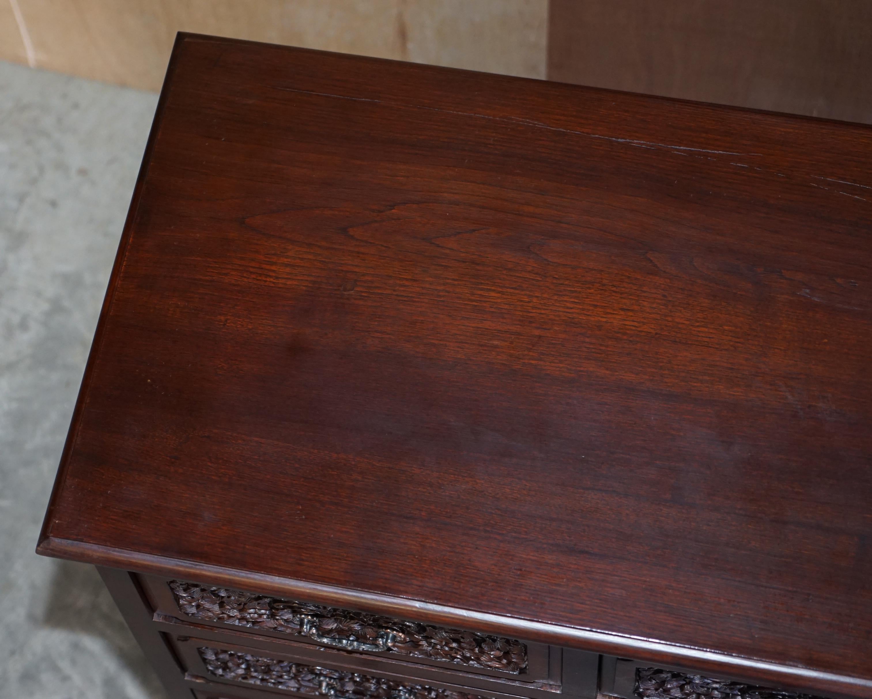 PAIR OF HEAVILY CARVED VINTAGE INDIAN HARDWOOD CHESTS OF DRAWERS PART SUiTE For Sale 8