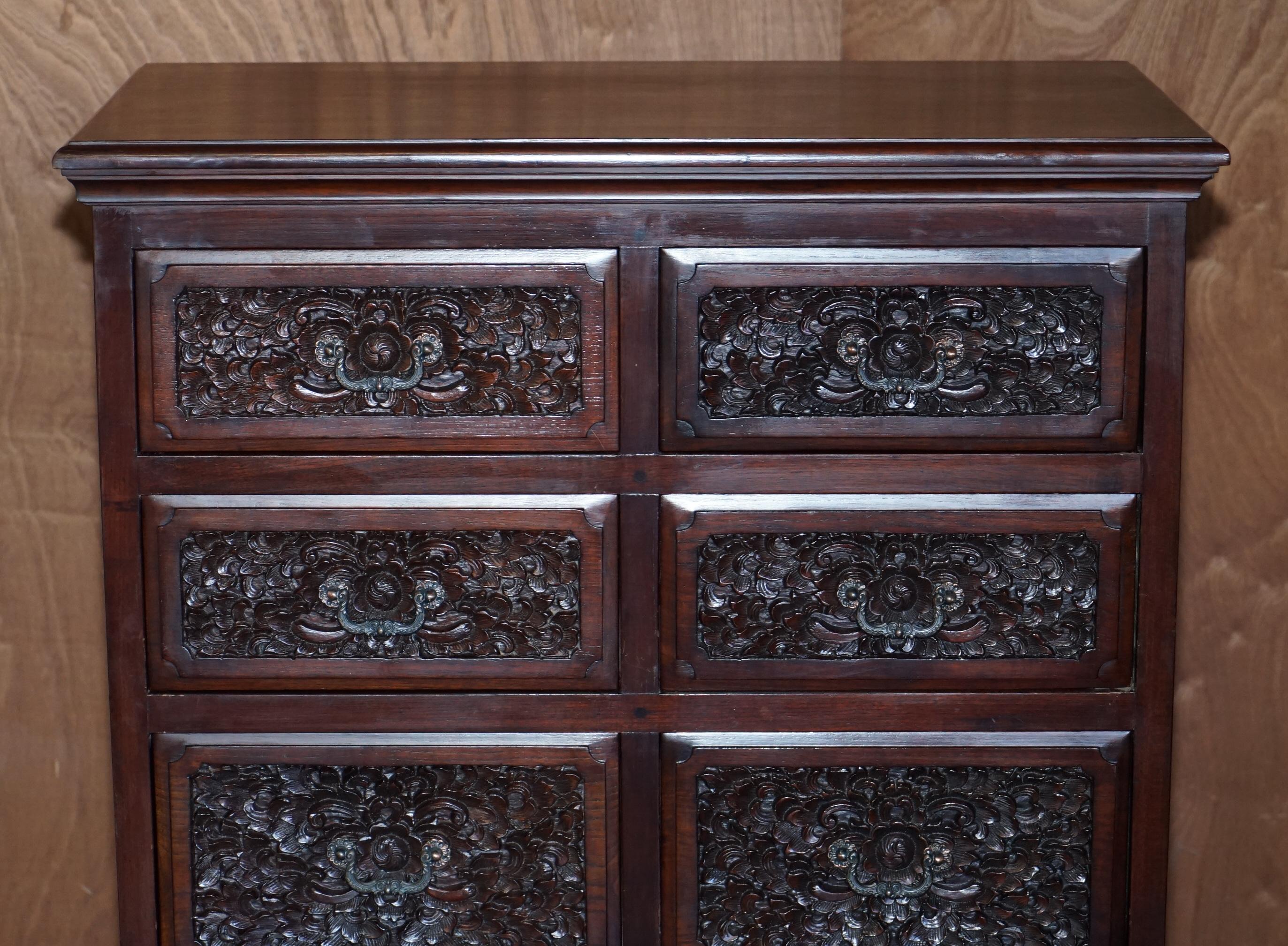 English PAIR OF HEAVILY CARVED VINTAGE INDIAN HARDWOOD CHESTS OF DRAWERS PART SUiTE For Sale