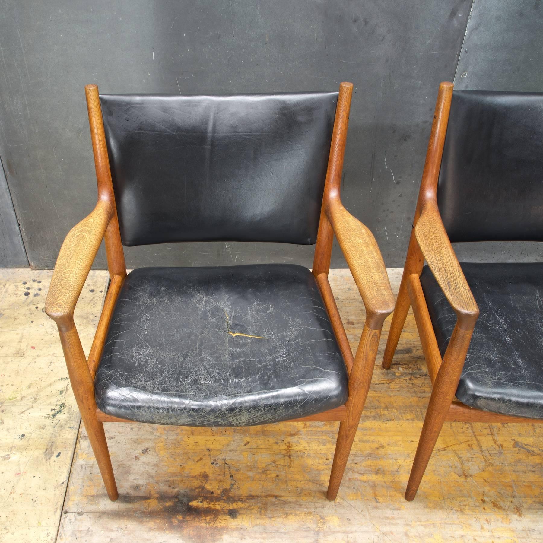 Scandinave moderne Paire de fauteuils en cuir Hans Wegner JH-513 fortement patinés chaises en chêne rare en vente