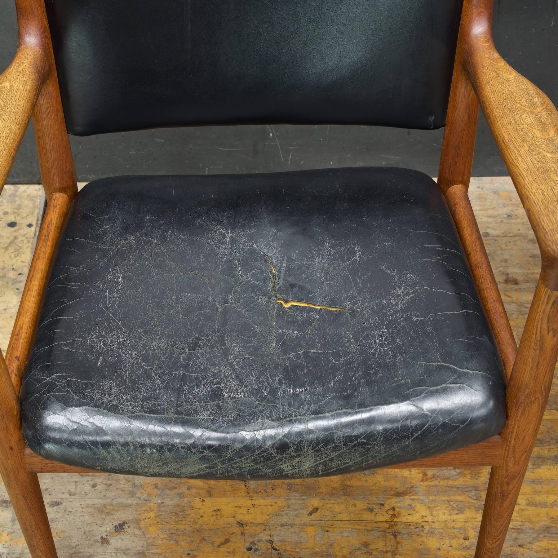 Huilé Paire de fauteuils en cuir Hans Wegner JH-513 fortement patinés chaises en chêne rare en vente