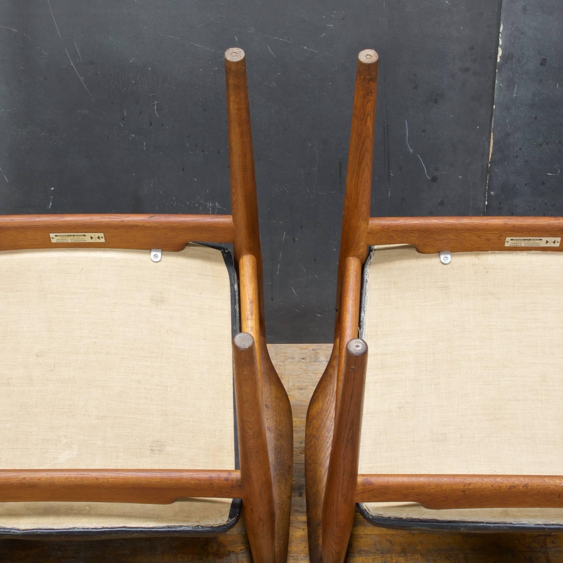 Milieu du XXe siècle Paire de fauteuils en cuir Hans Wegner JH-513 fortement patinés chaises en chêne rare en vente