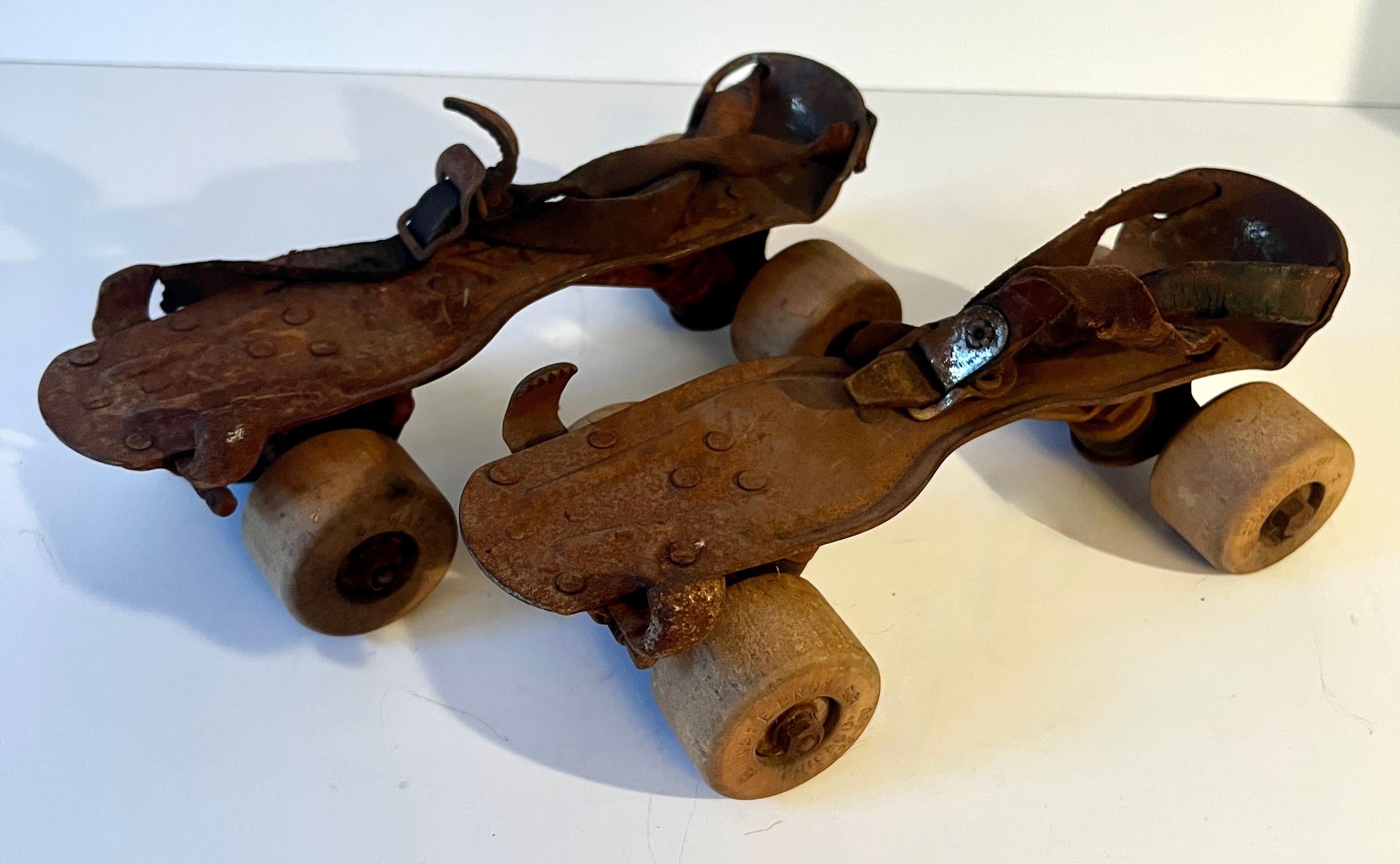 Mid-Century Modern Paire de patins à rouleau en métal et cuir fortement patiné en vente