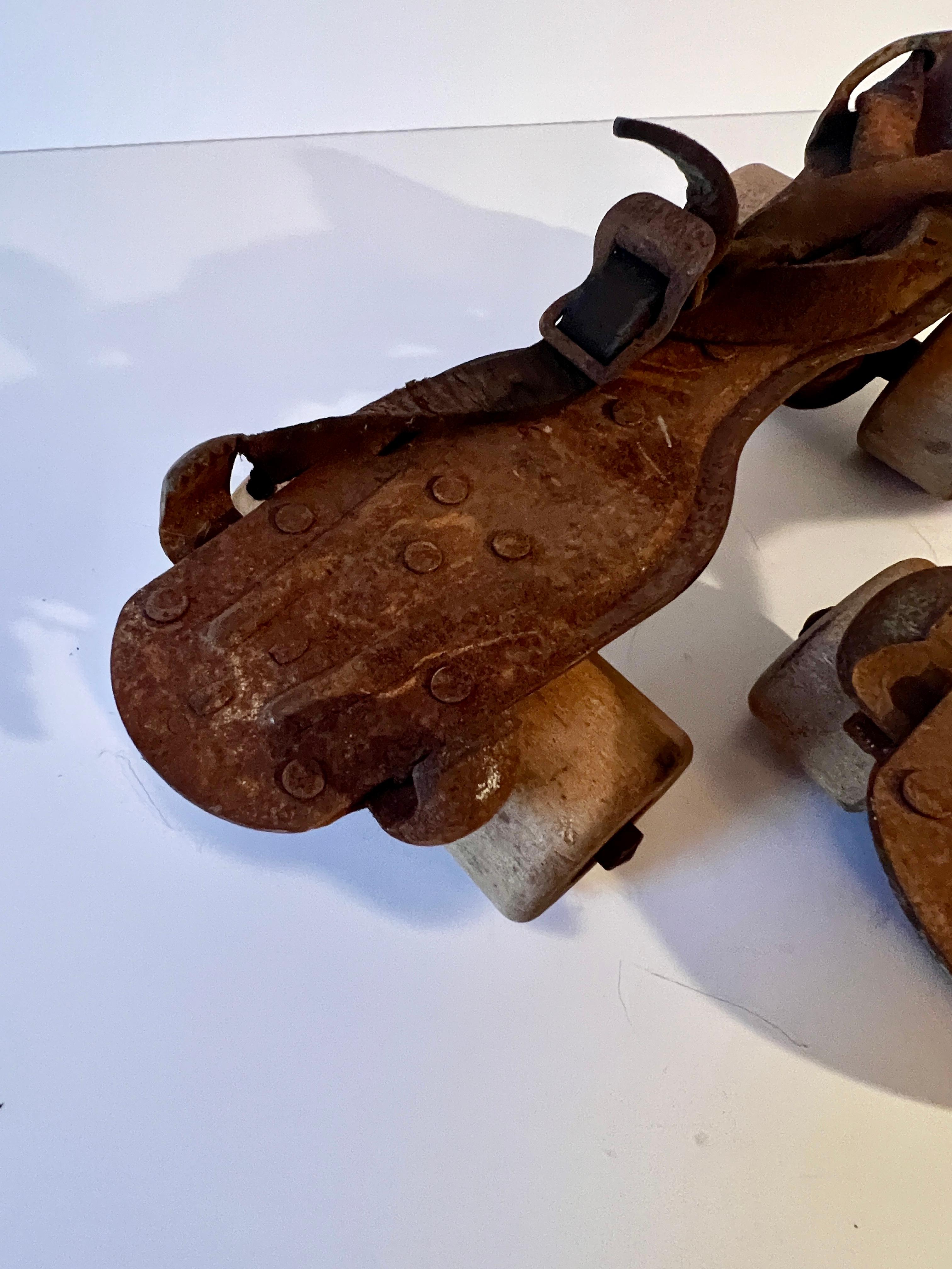 Paire de patins à rouleau en métal et cuir fortement patiné Abîmé - En vente à Los Angeles, CA