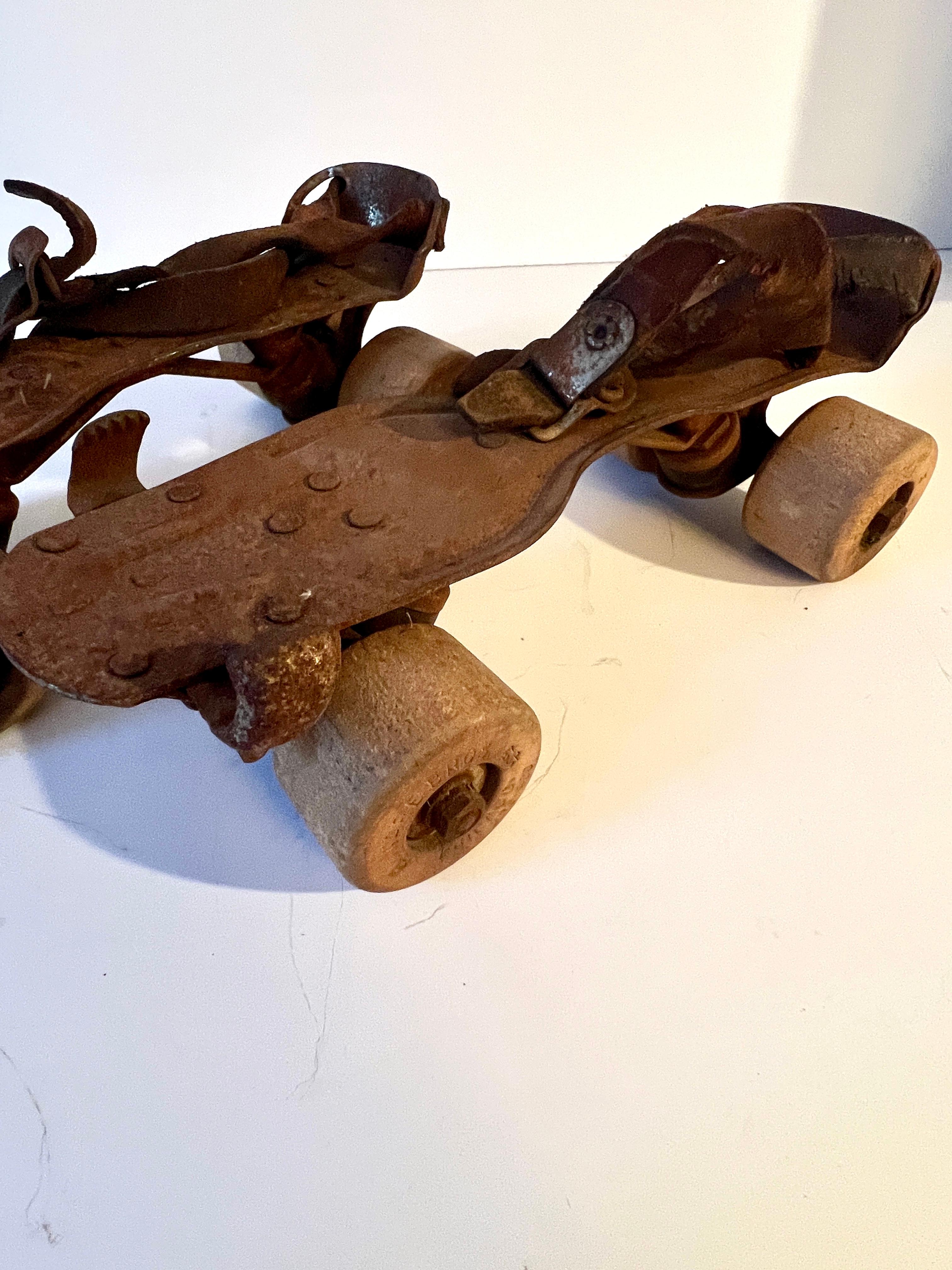 20ième siècle Paire de patins à rouleau en métal et cuir fortement patiné en vente