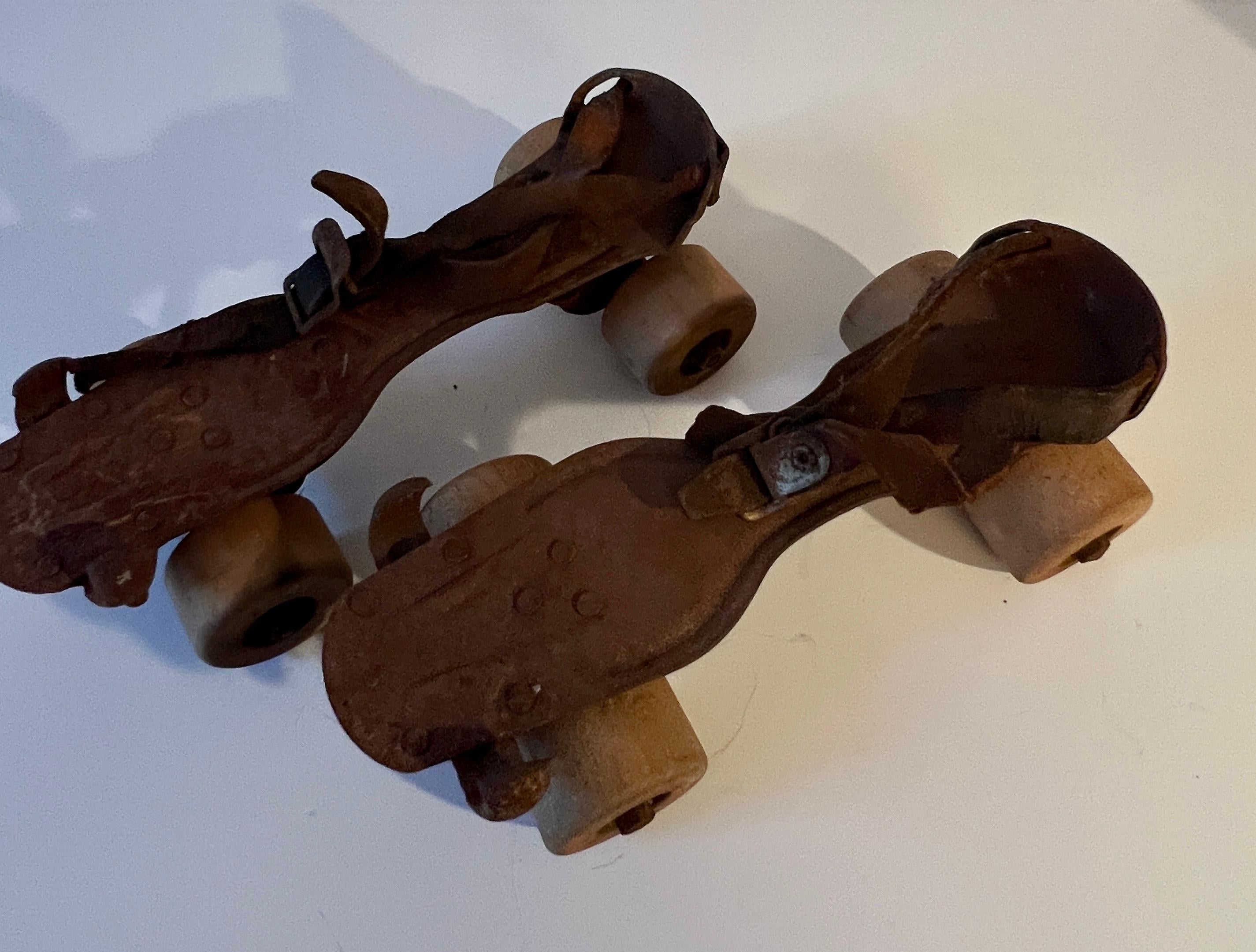 Métal Paire de patins à rouleau en métal et cuir fortement patiné en vente