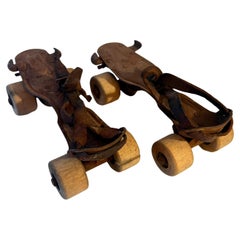 Paire de patins à rouleau en métal et cuir fortement patiné