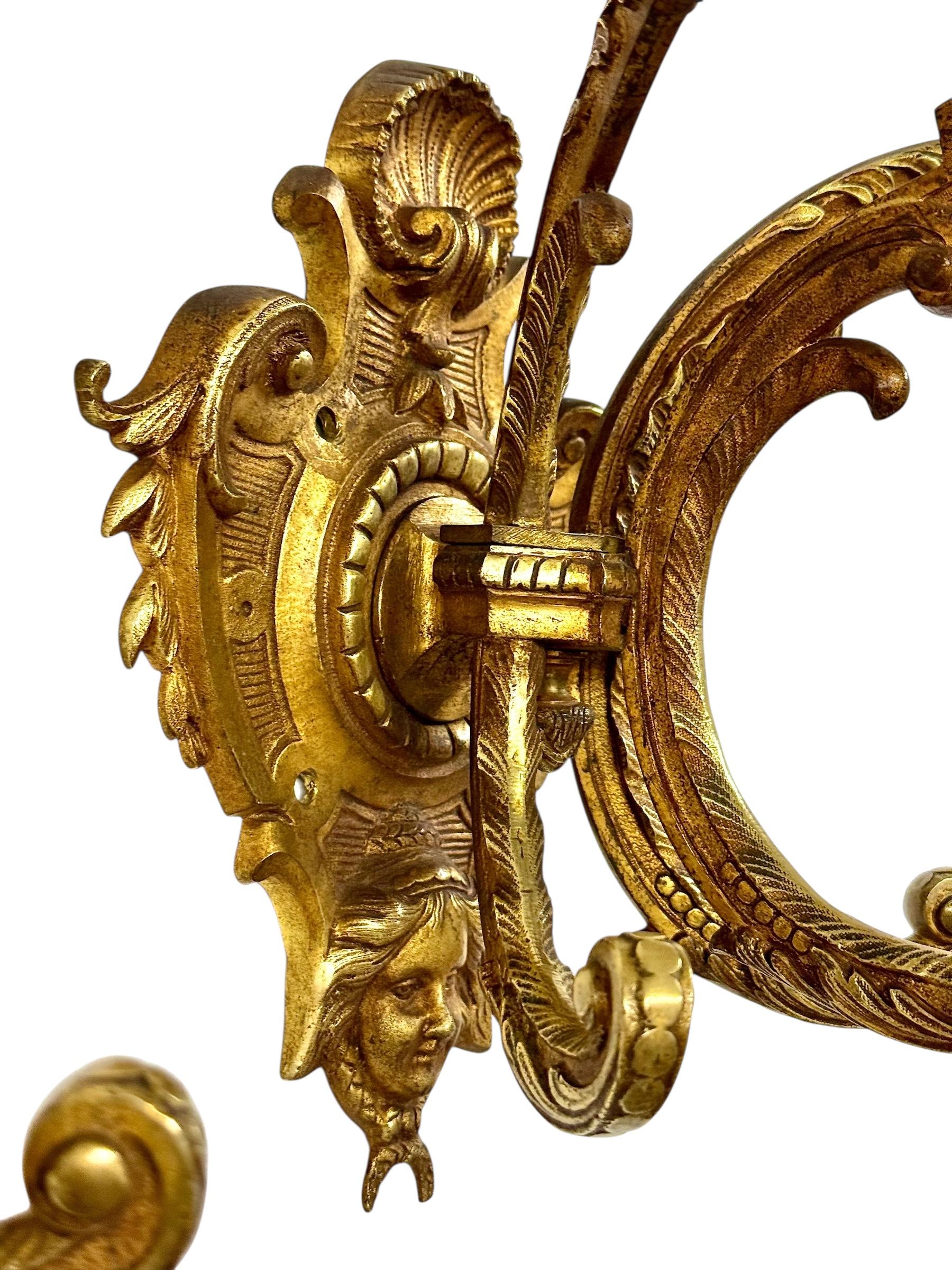 Coppia di pesanti appendiabiti da parete in bronzo dorato francese del XIX secolo in vendita 4