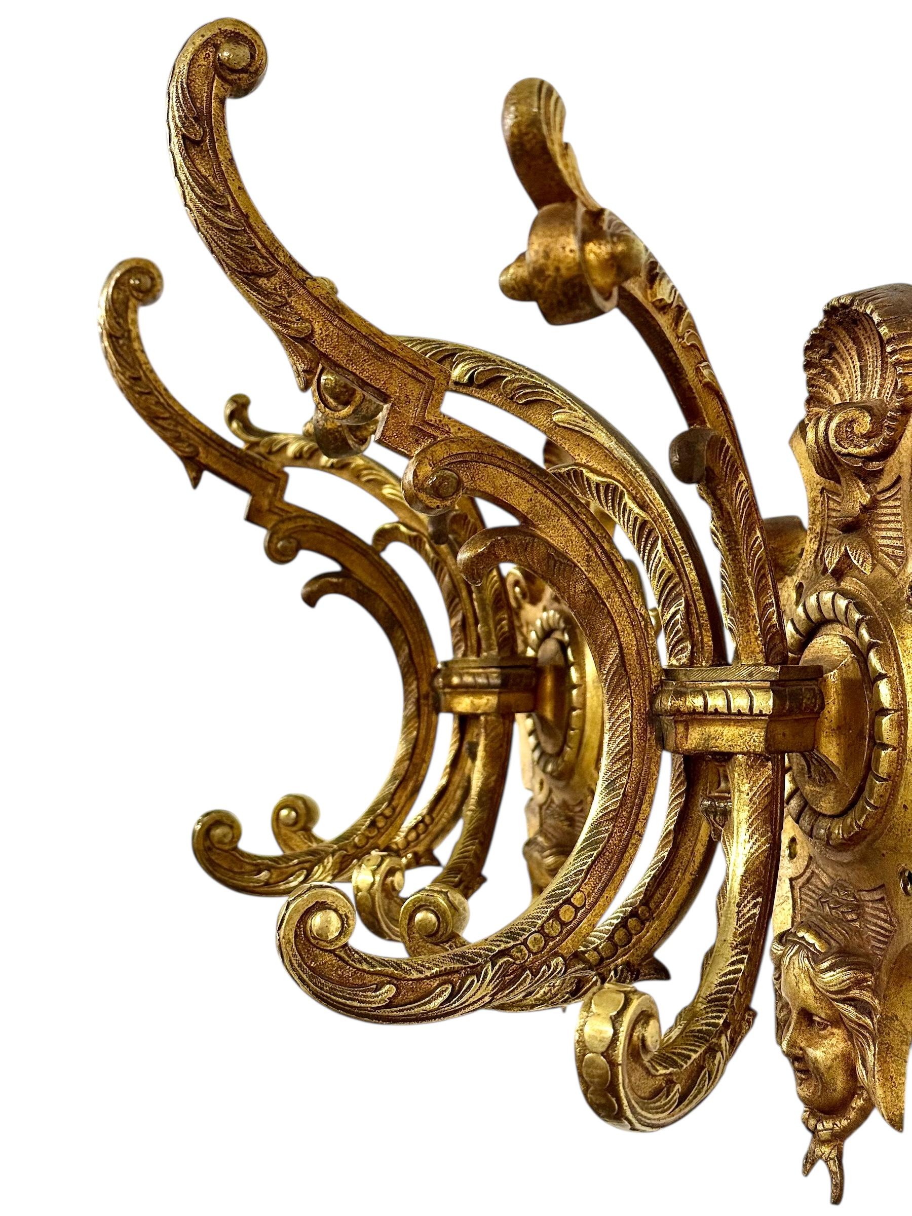 Coppia di pesanti appendiabiti da parete in bronzo dorato francese del XIX secolo in vendita 5