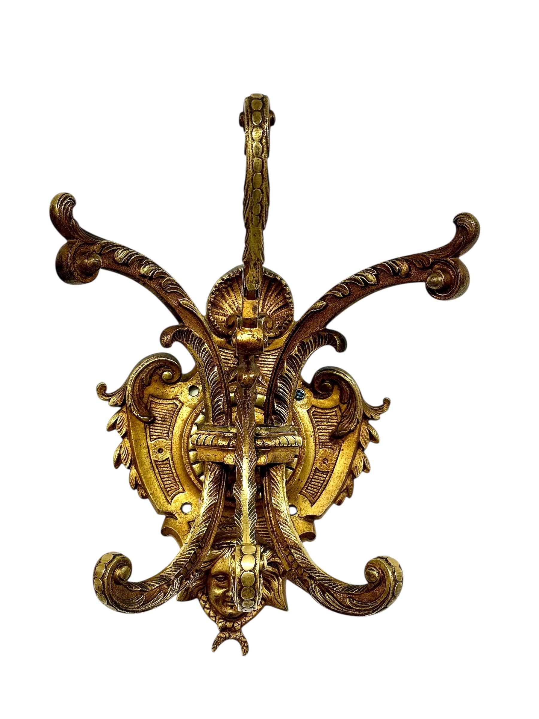 Coppia di pesanti appendiabiti da parete in bronzo dorato francese del XIX secolo in vendita 7