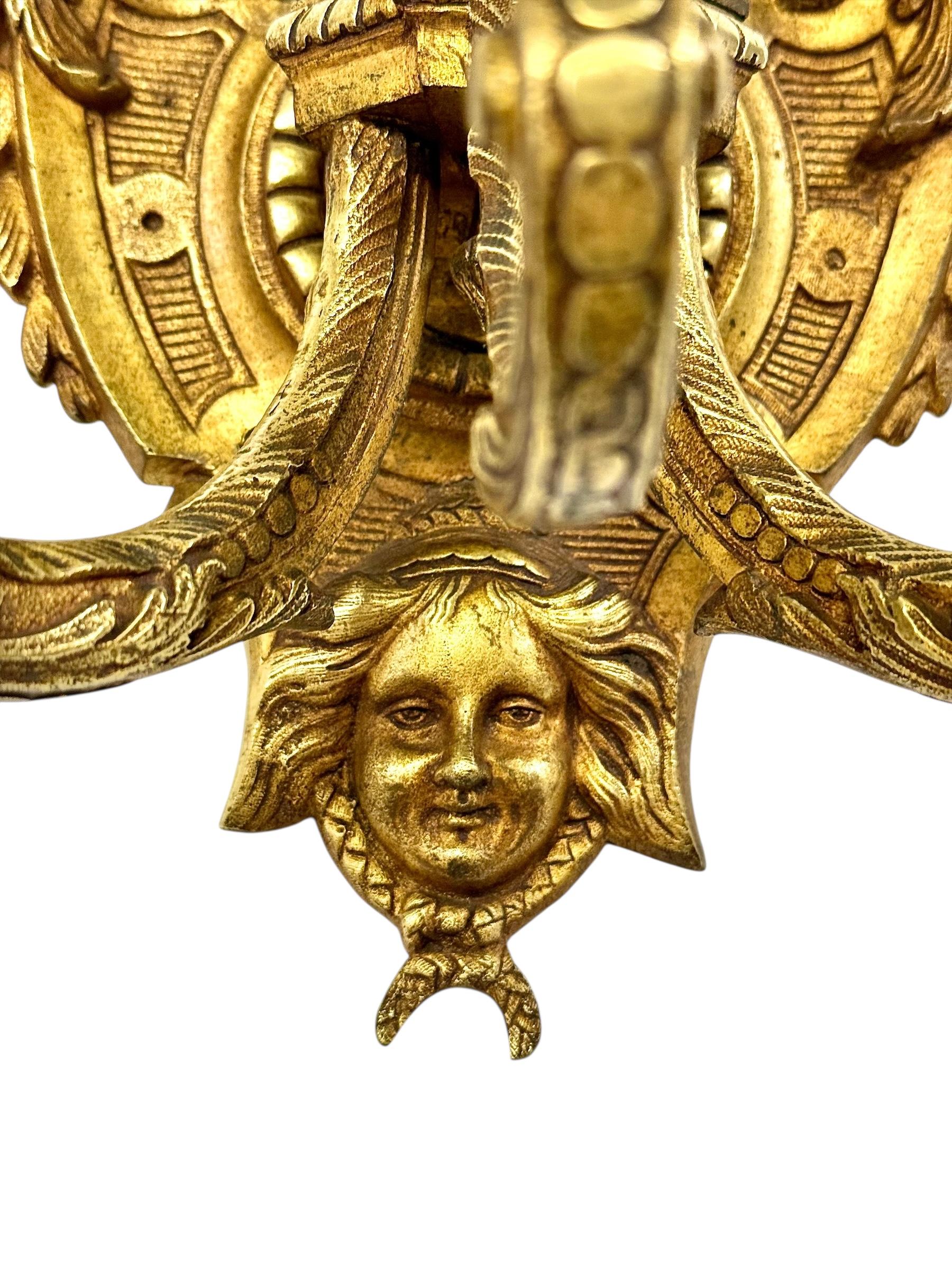 Coppia di pesanti appendiabiti da parete in bronzo dorato francese del XIX secolo in vendita 8