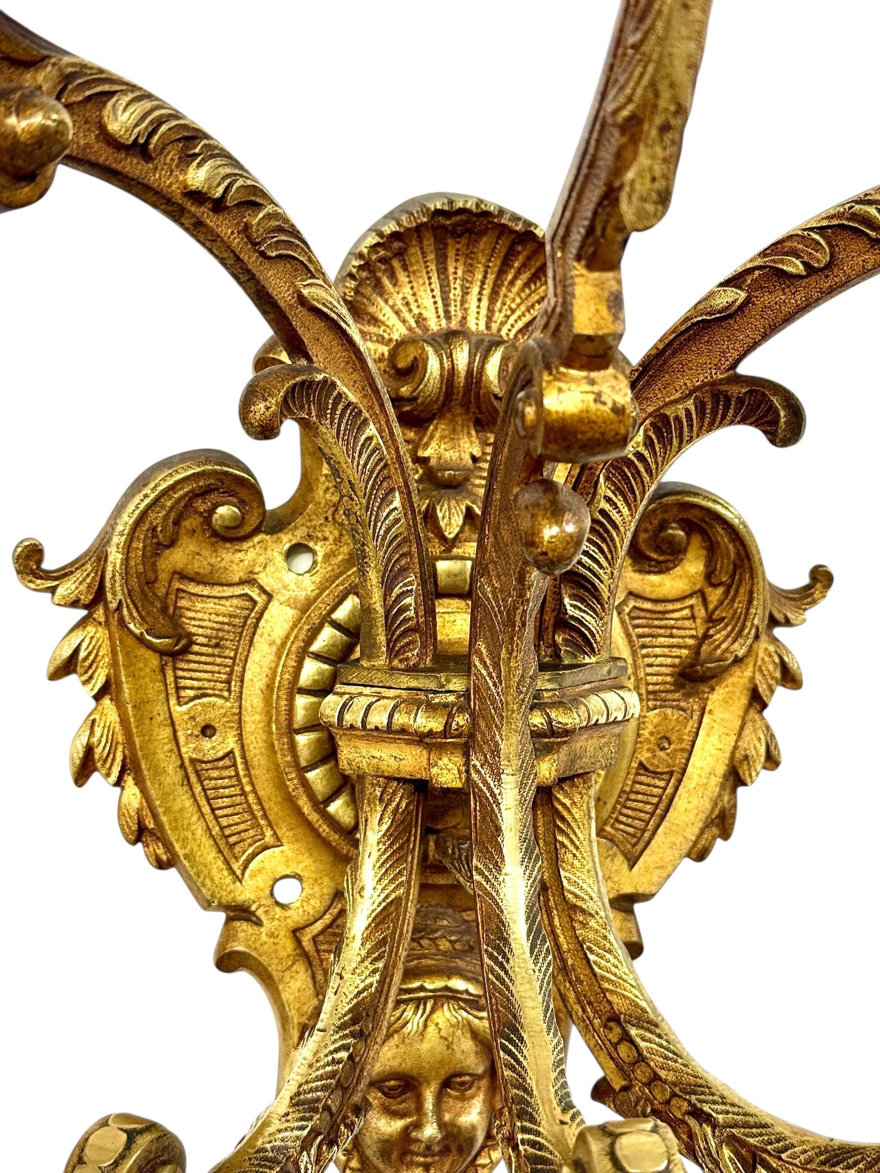 Coppia di pesanti appendiabiti da parete in bronzo dorato francese del XIX secolo in vendita 9