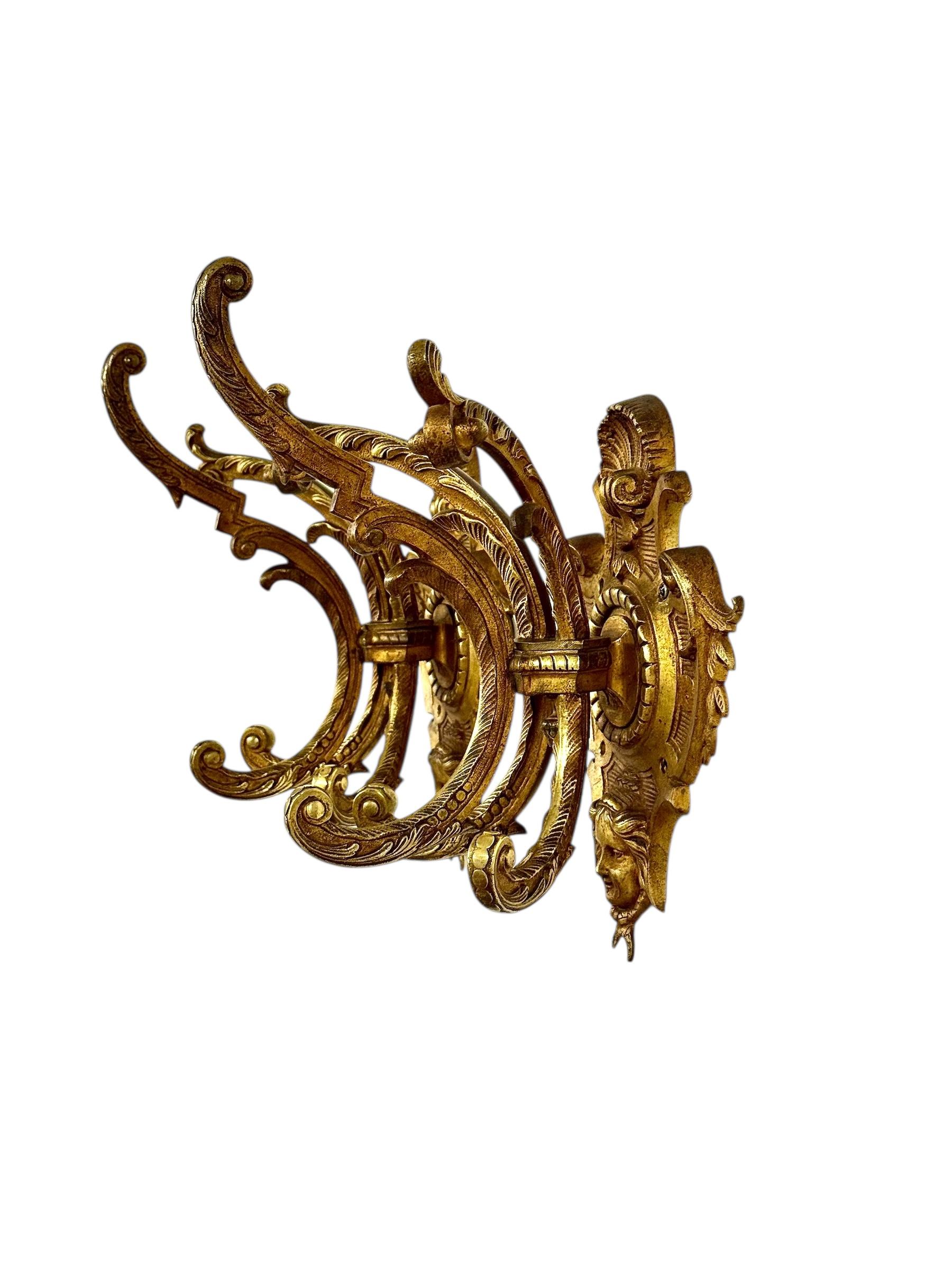 Coppia di pesanti appendiabiti da parete in bronzo dorato francese del XIX secolo in vendita 12