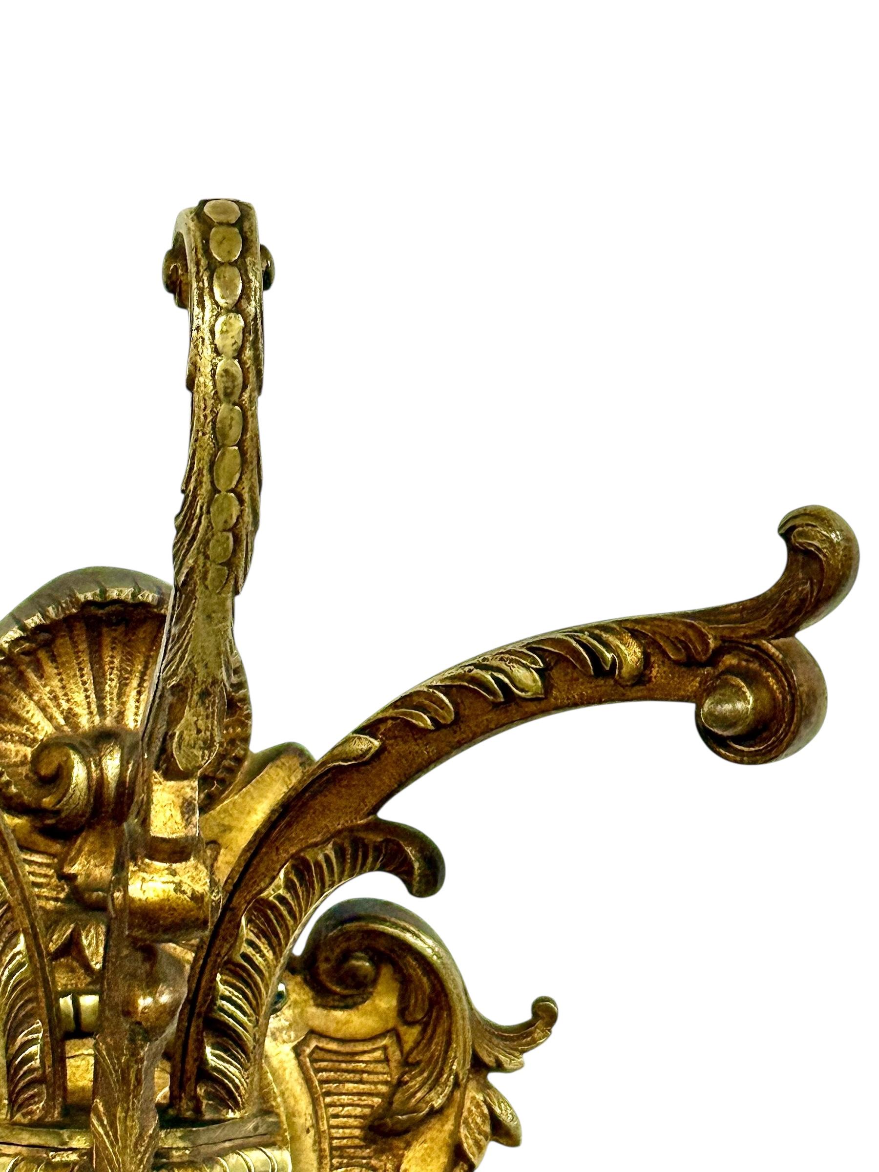 Coppia di pesanti appendiabiti da parete in bronzo dorato francese del XIX secolo in vendita 13