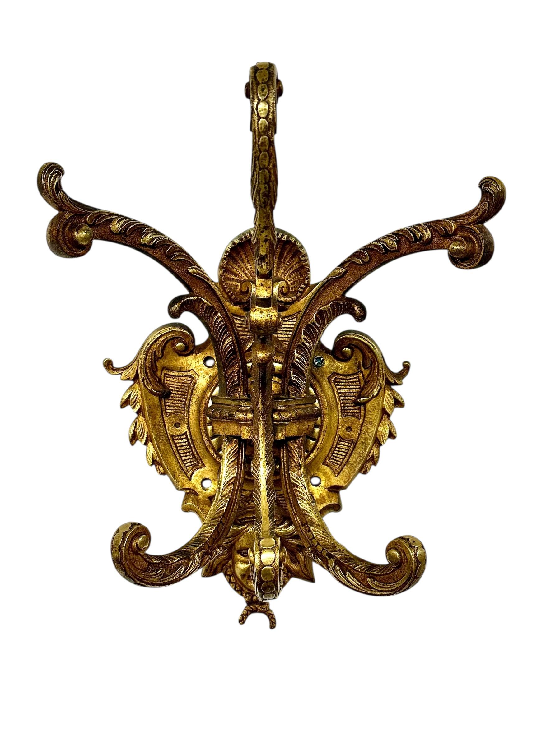 Francese Coppia di pesanti appendiabiti da parete in bronzo dorato francese del XIX secolo in vendita