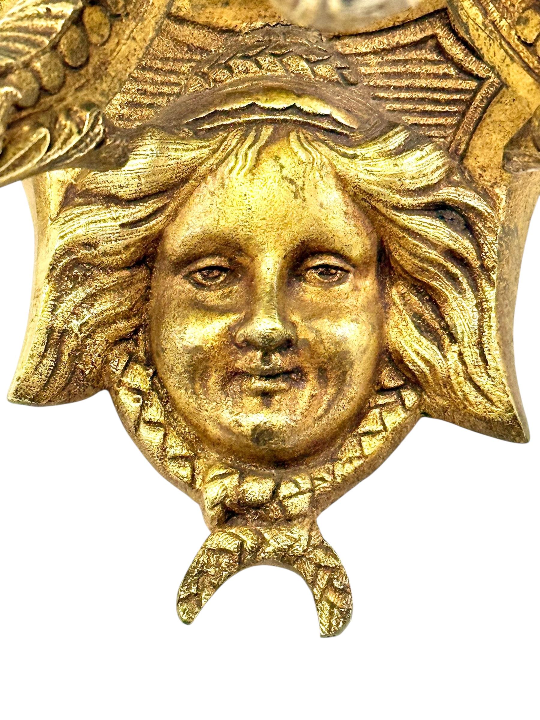 Coppia di pesanti appendiabiti da parete in bronzo dorato francese del XIX secolo in vendita 1