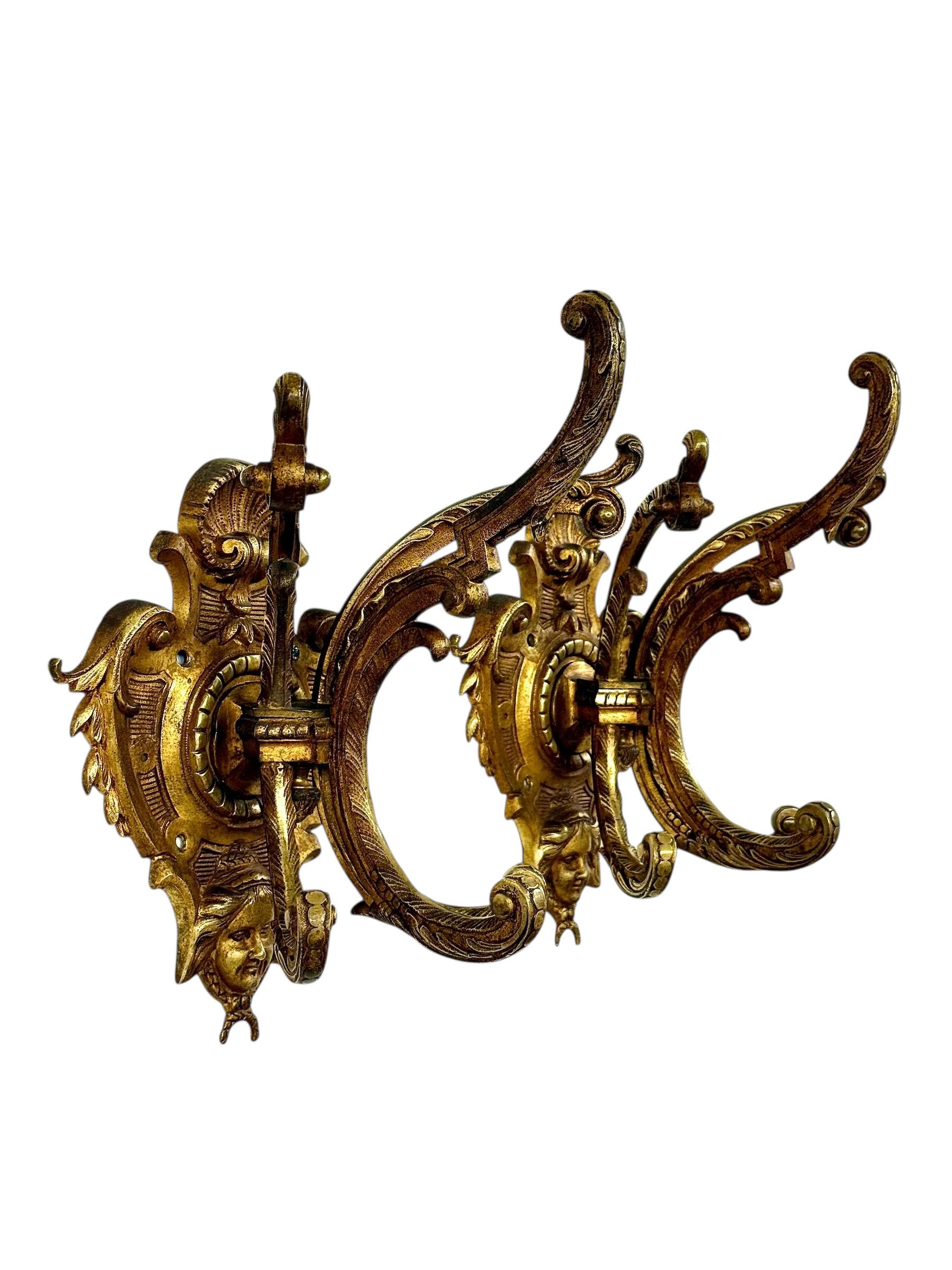 Coppia di pesanti appendiabiti da parete in bronzo dorato francese del XIX secolo in vendita 3