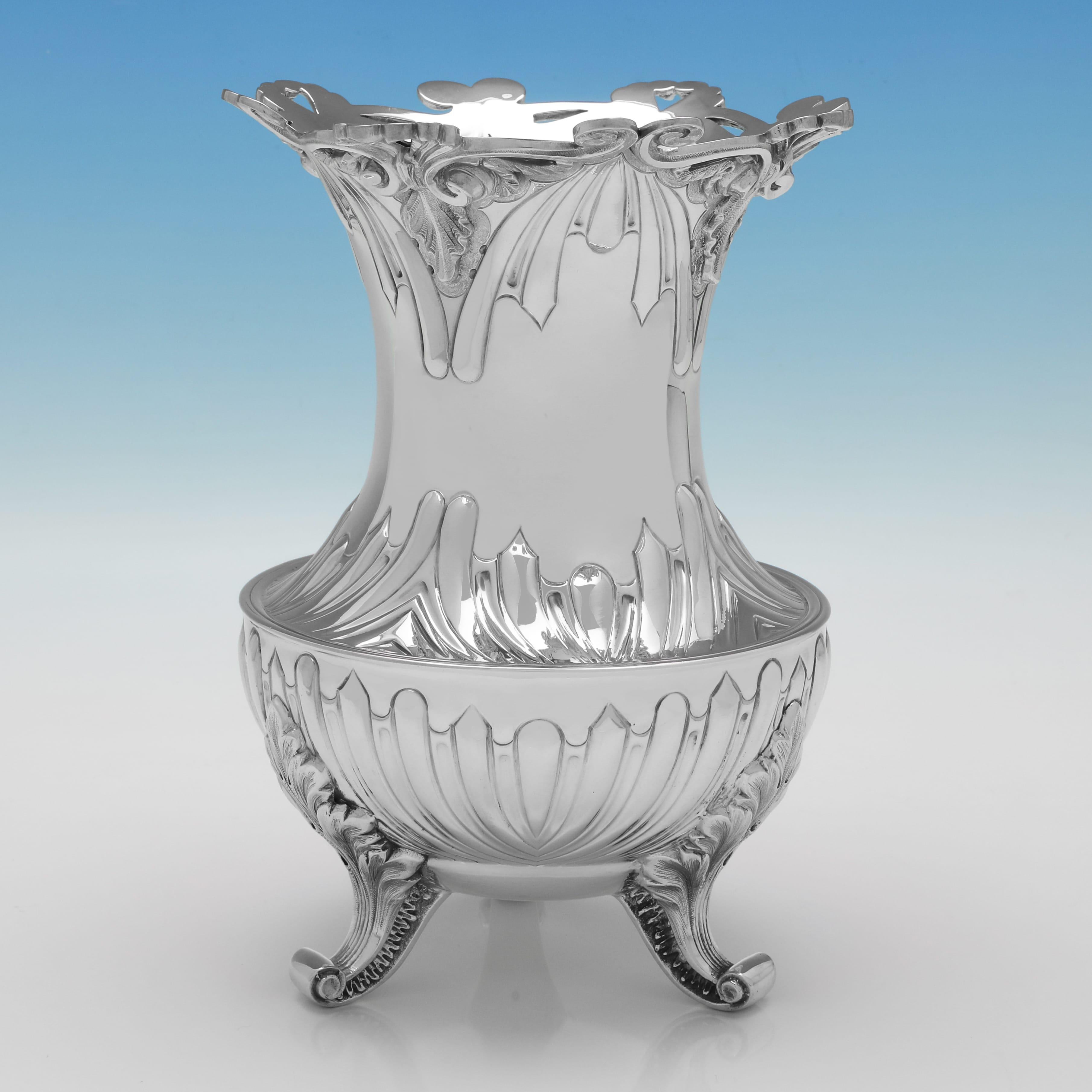 Poinçonnée à Sheffield en 1897 par Joseph Rodgers & Sons, cette jolie paire de vases anciens en argent sterling de l'époque victorienne présente des cannelures ciselées, des pieds moulés et appliqués, ainsi qu'une décoration percée sur les bords.