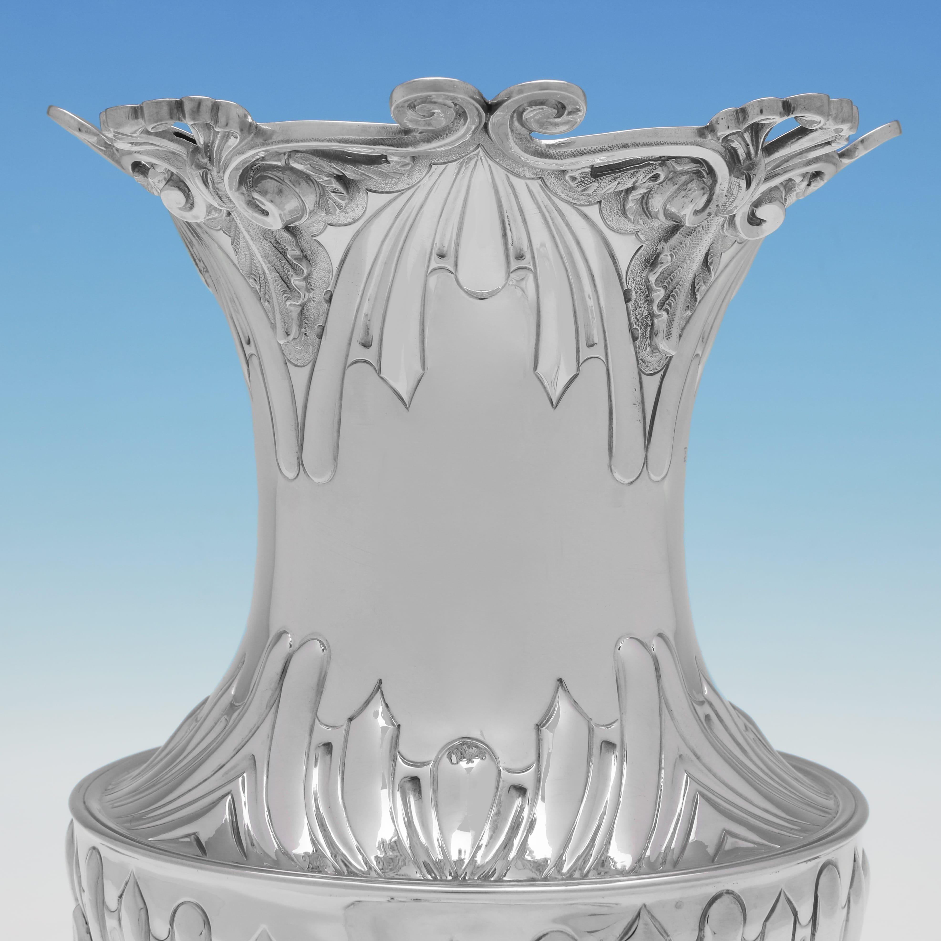 Victorien Paire de vases victoriens en argent sterling de 2,2 kg fabriqués en 1897 en vente