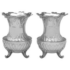 Pareja de pesados jarrones victorianos de plata de ley de 2,2 kg fabricados en 1897