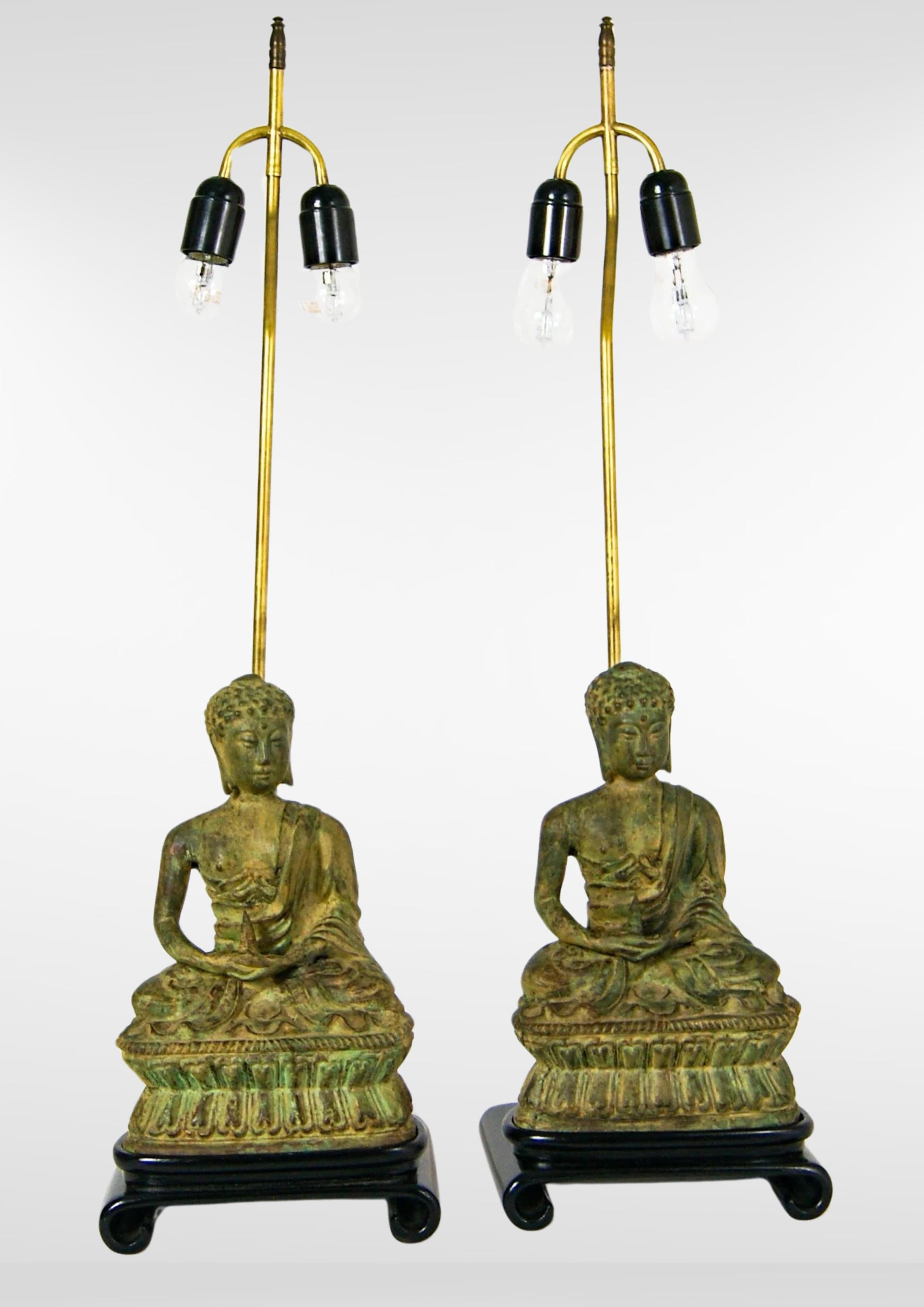 Paire de lampes bouddha en bronze moulé dans le style de James Mont, fabriquées en Belgique vers les années 1960.
Les bouddhas sont identiques et reposent sur des socles en bois noir laqué.
Les tiges extensibles sont en laiton, avec un double