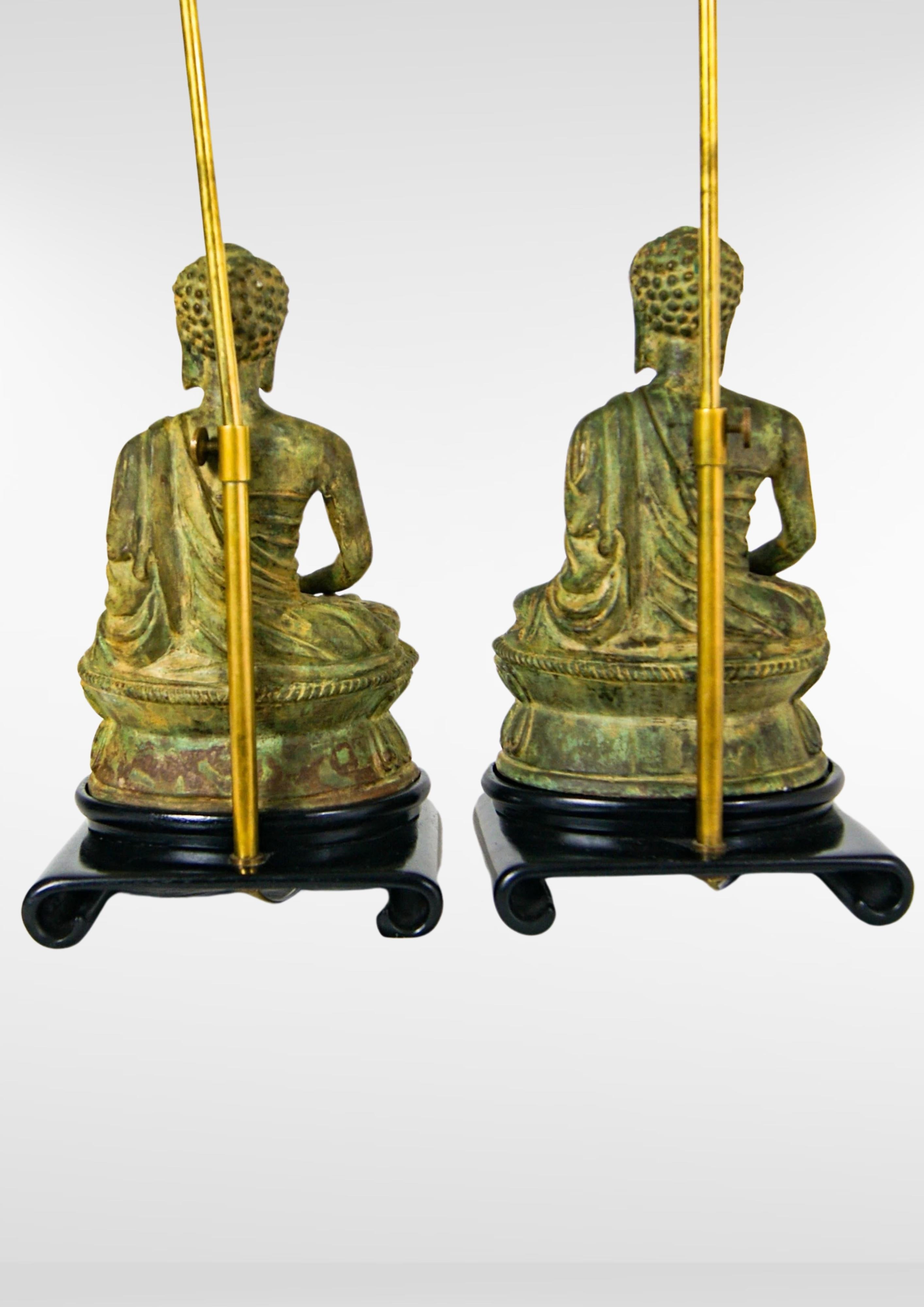 Chinoiseries Paire de lampes Bouddha en bronze lourd moulé dans le style de James Mont en vente
