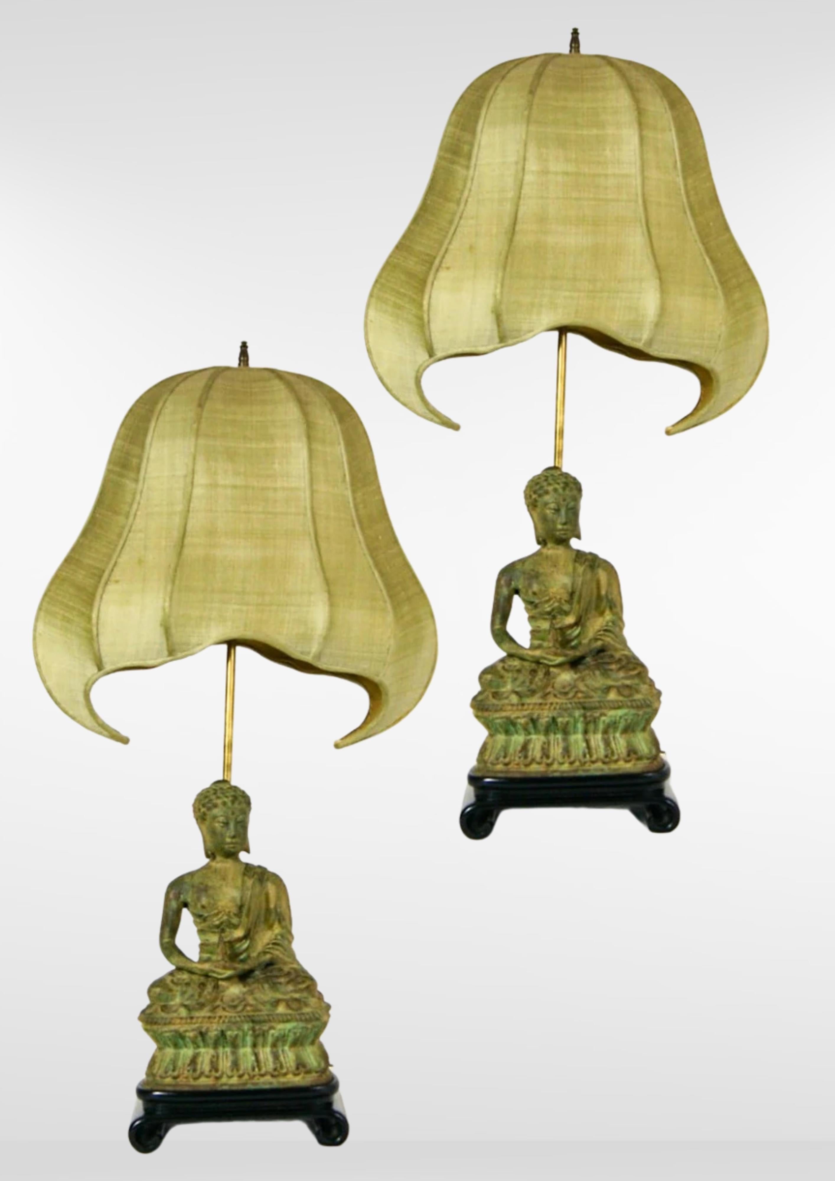 Belge Paire de lampes Bouddha en bronze lourd moulé dans le style de James Mont en vente