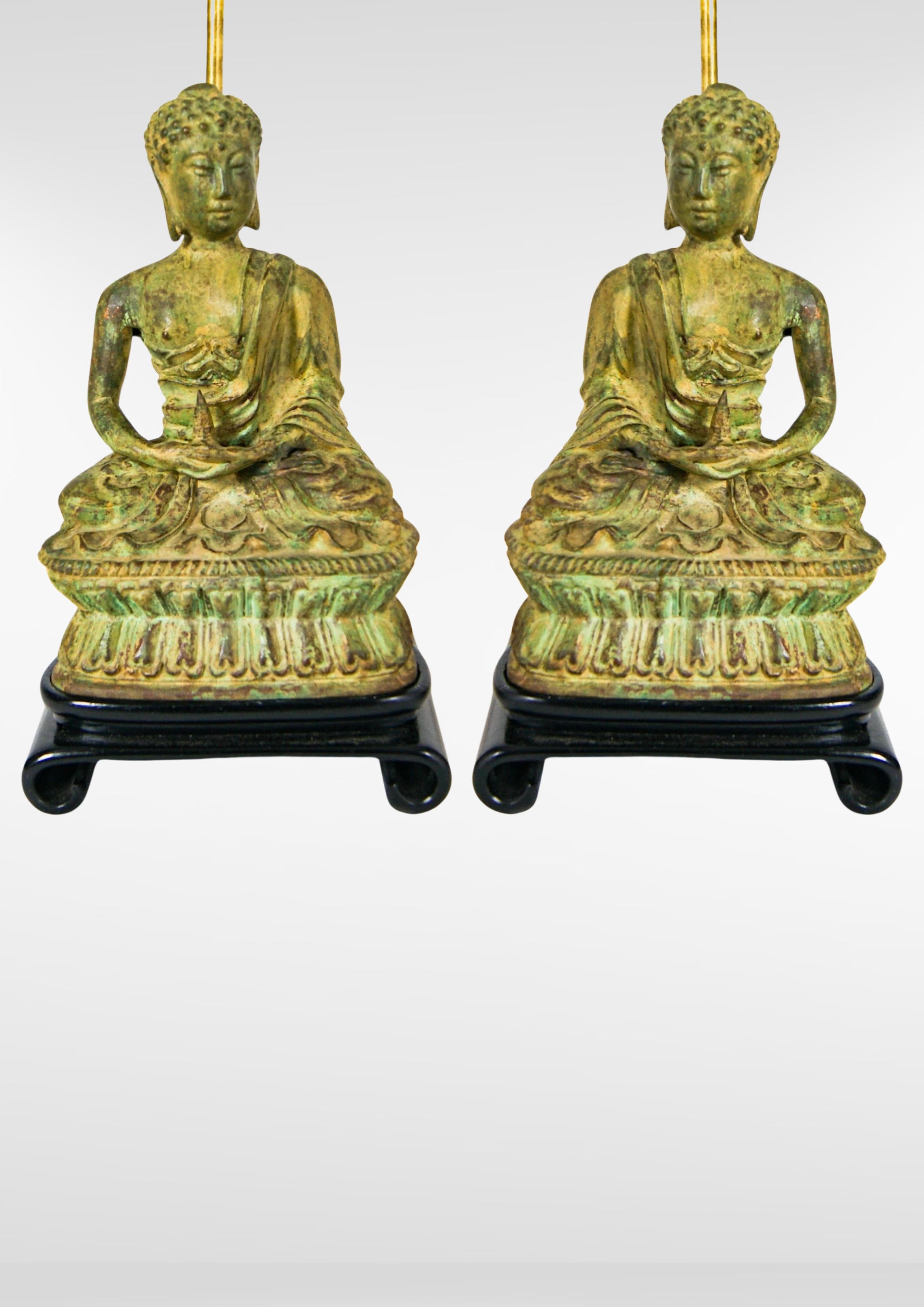 Moulage Paire de lampes Bouddha en bronze lourd moulé dans le style de James Mont en vente