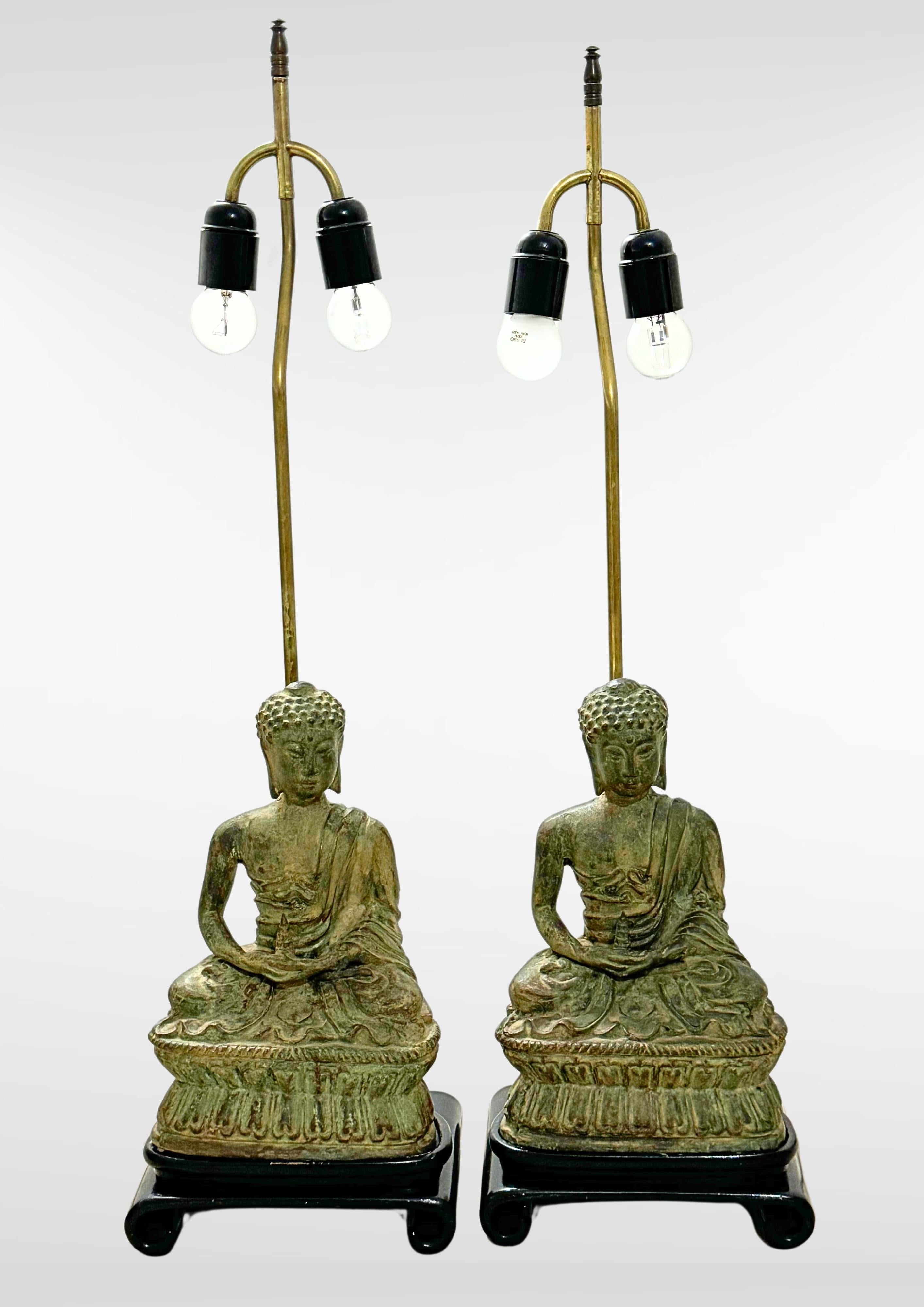 Paire de lampes Bouddha en bronze lourd moulé dans le style de James Mont Bon état - En vente à Torquay, GB