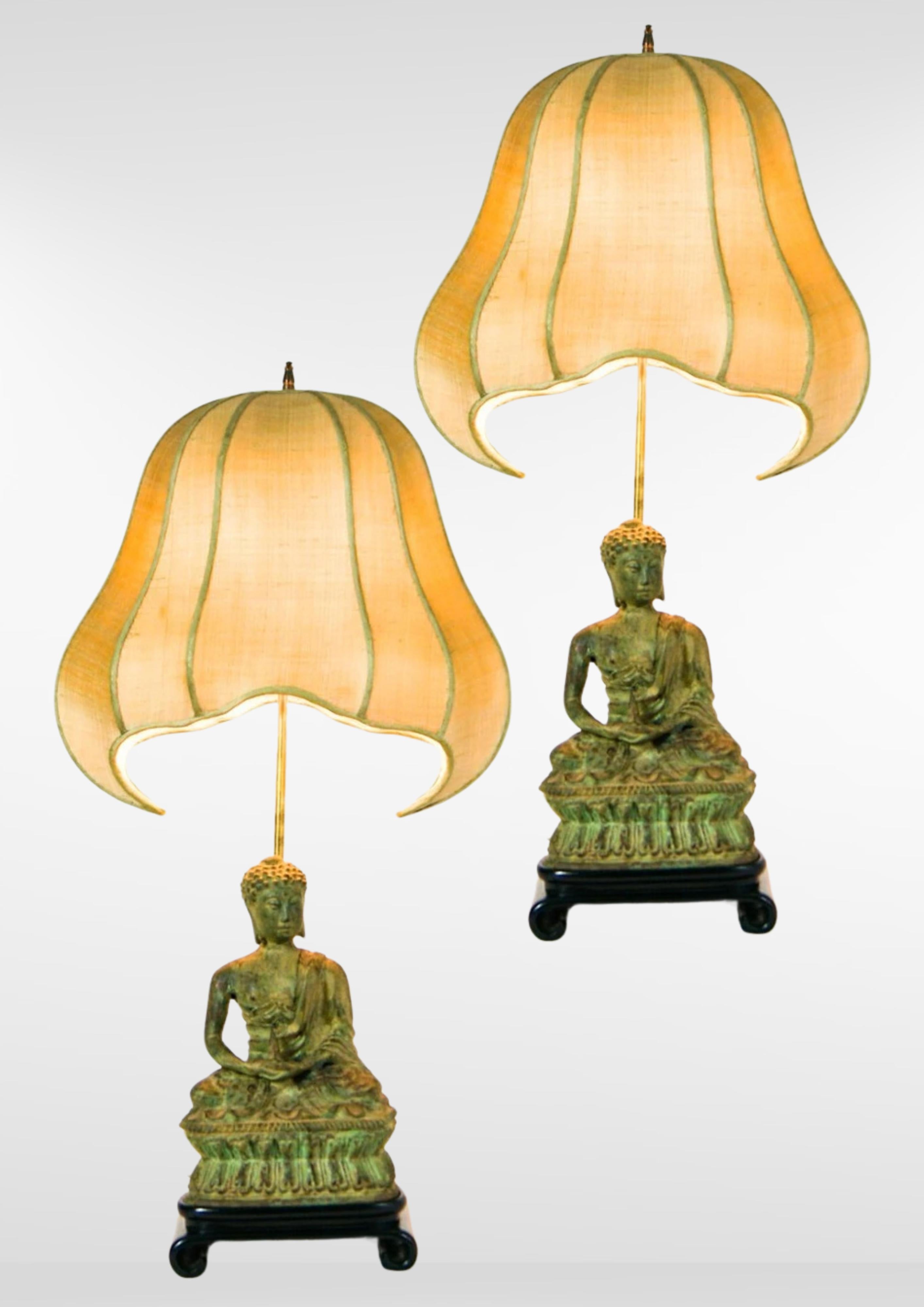 20ième siècle Paire de lampes Bouddha en bronze lourd moulé dans le style de James Mont en vente